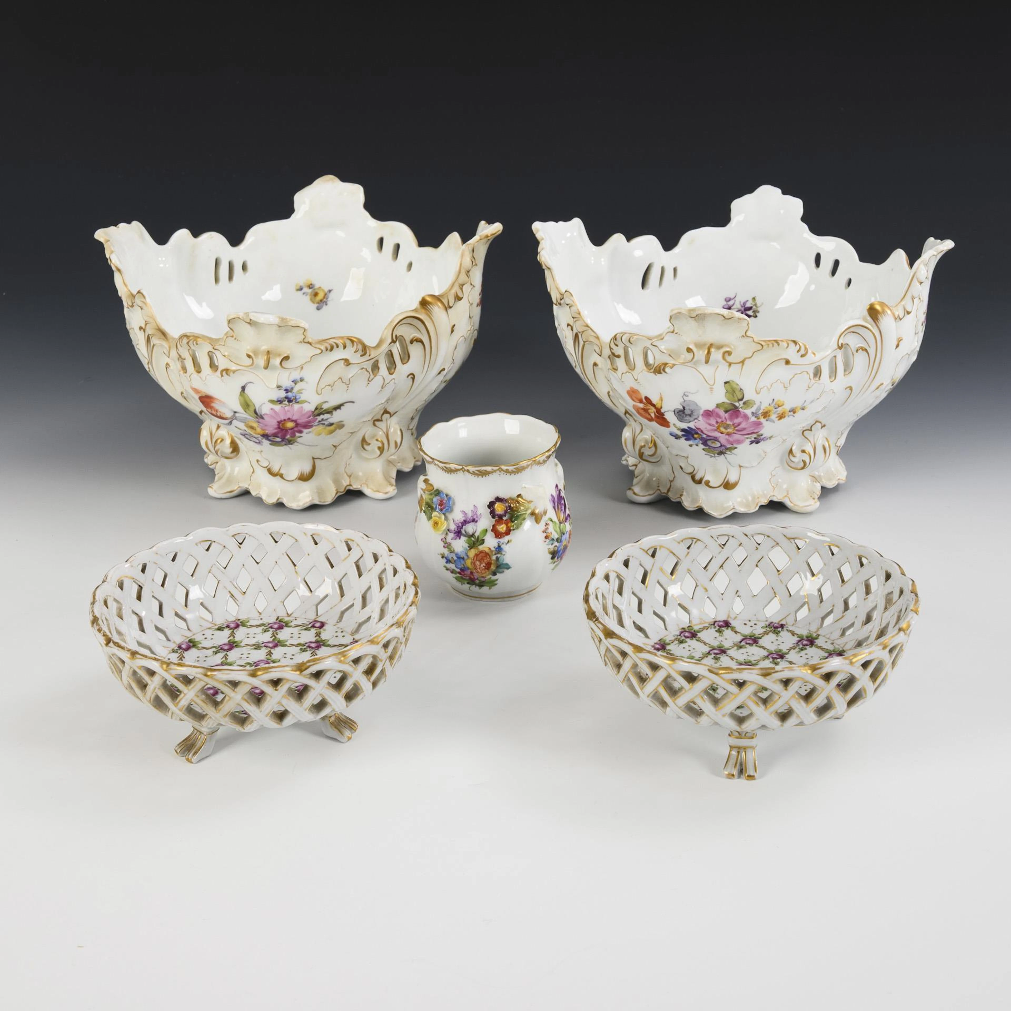 2 cachepots, 2 openwork bowls and 1 vase.