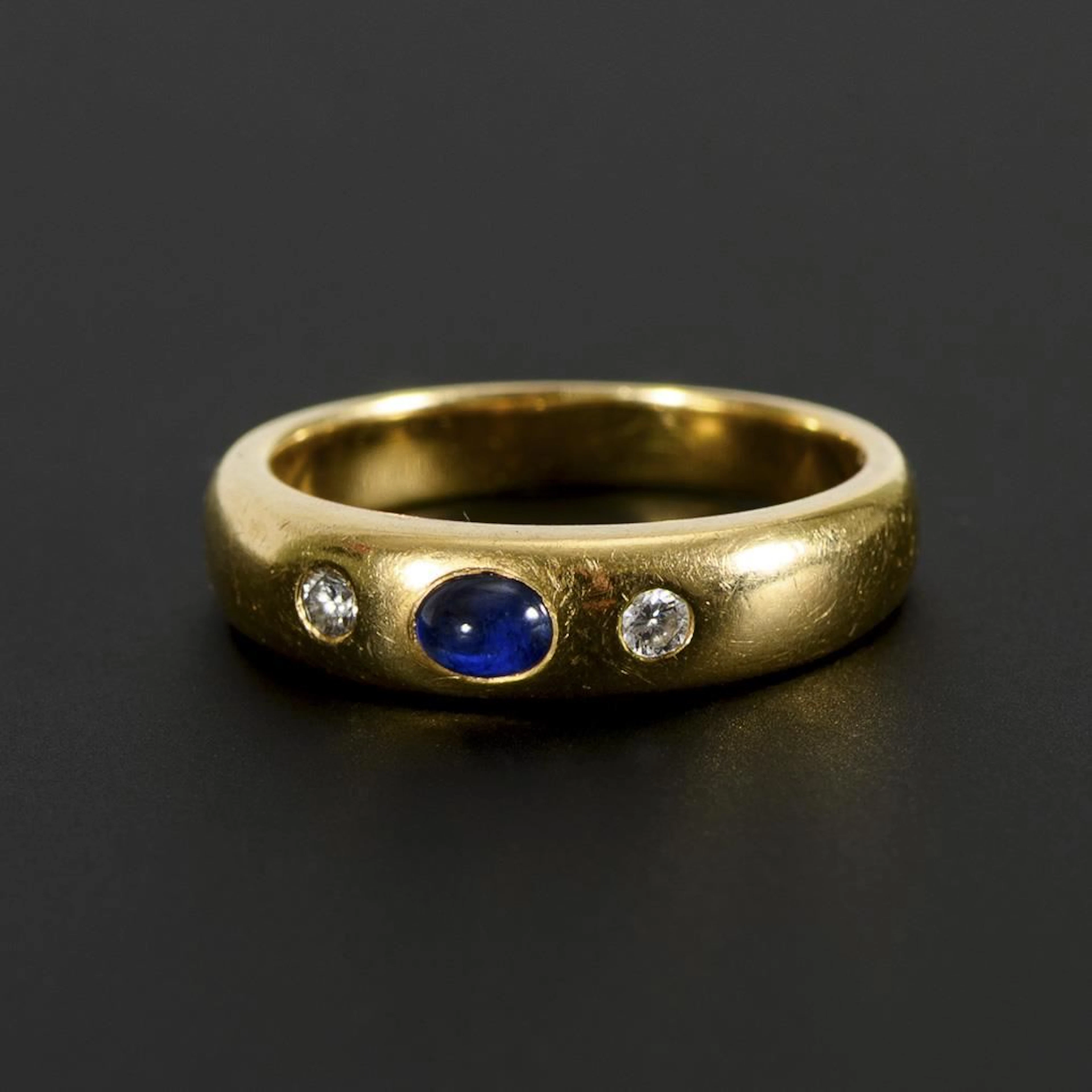 Ring with a sapphire and two brilliant-cut diamonds.