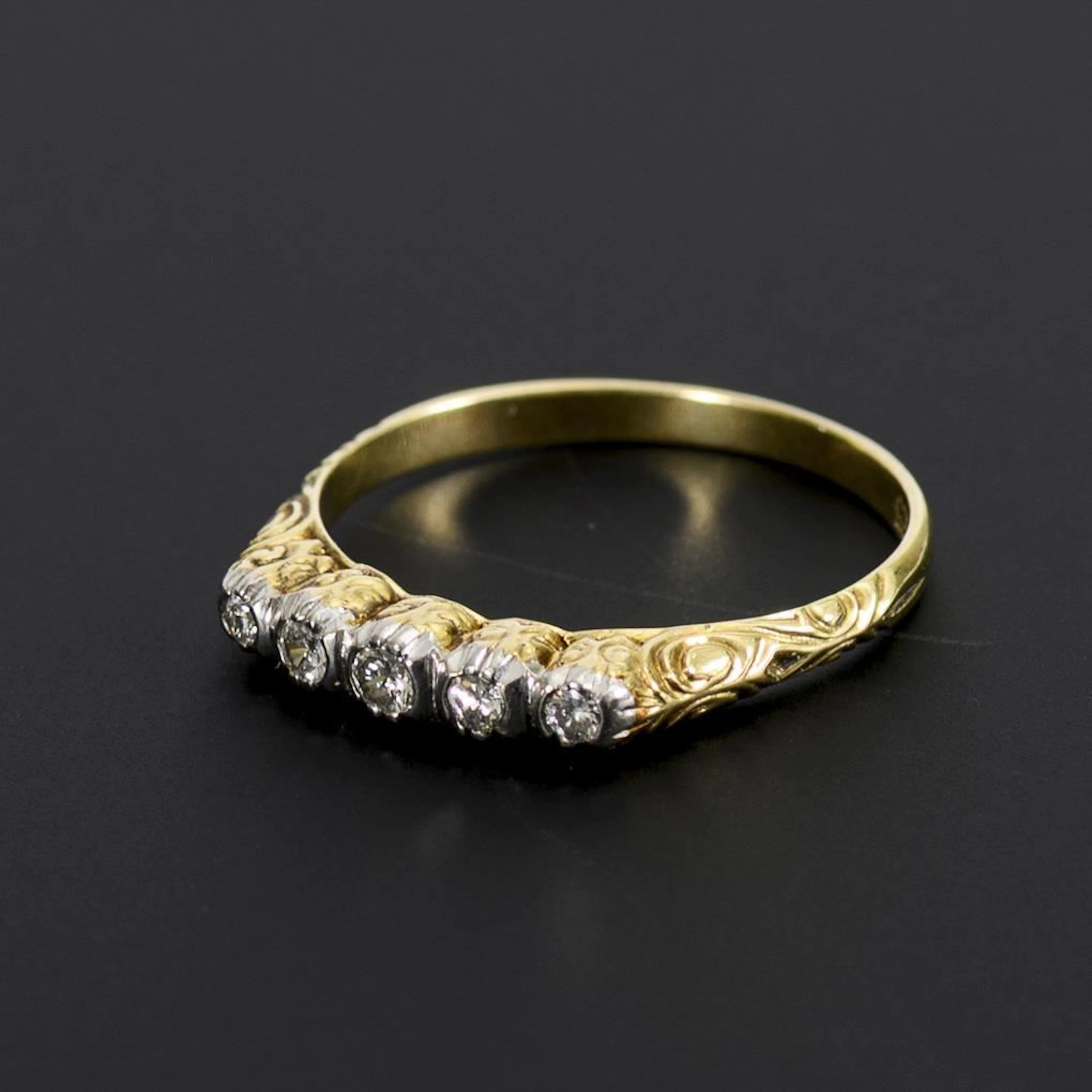 Ring with 5 brilliant-cut diamonds.