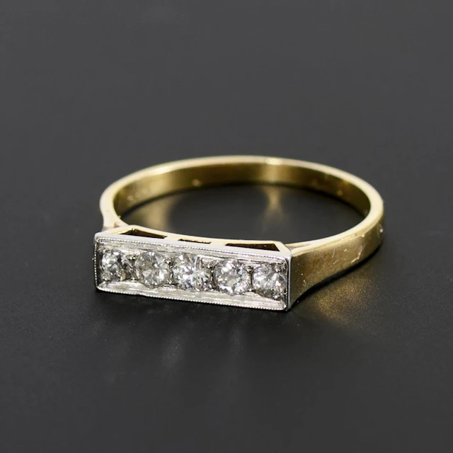 Art Deco ring with 5 small old-cut diamonds.
