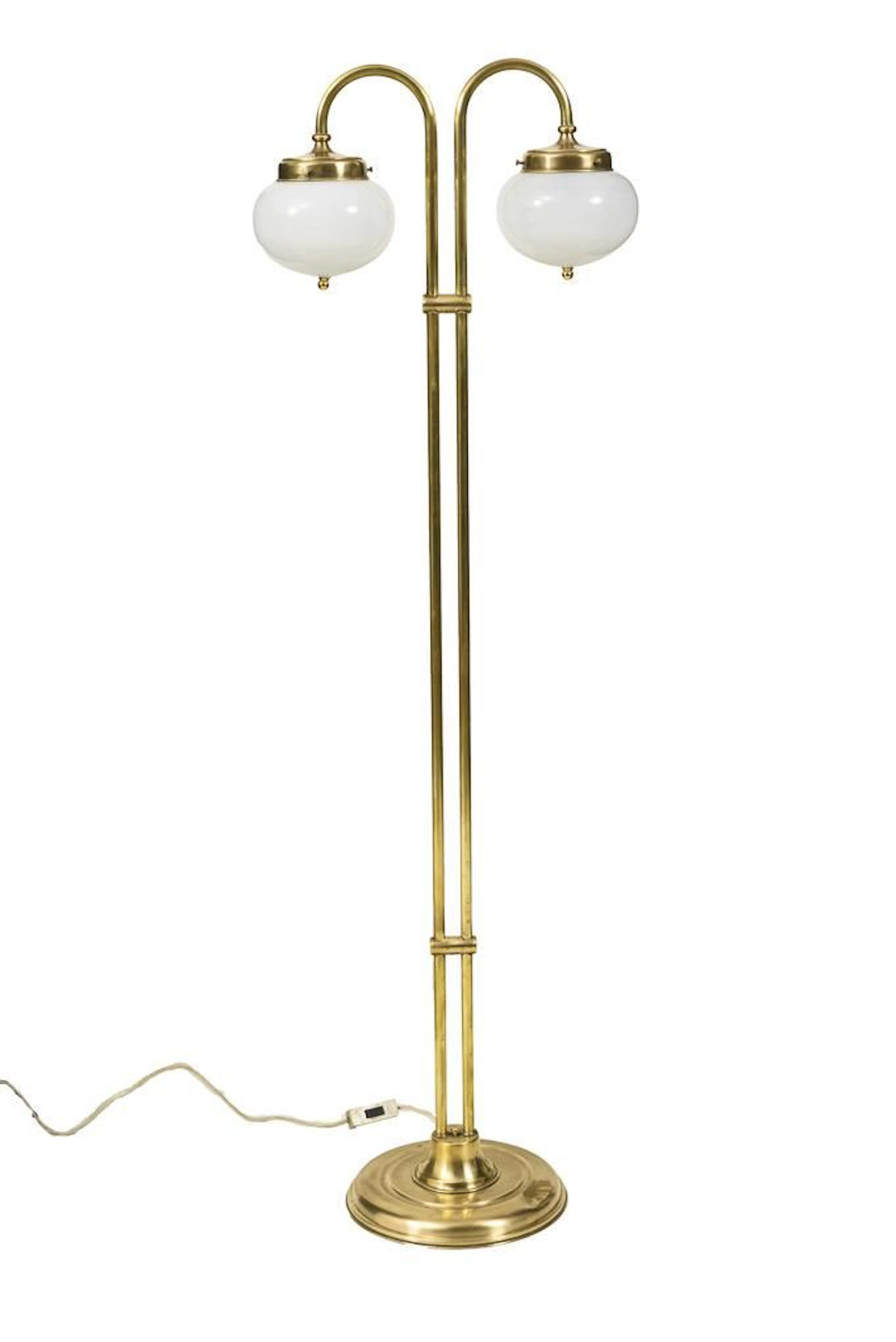 Floor lamp with curved shade suspension.