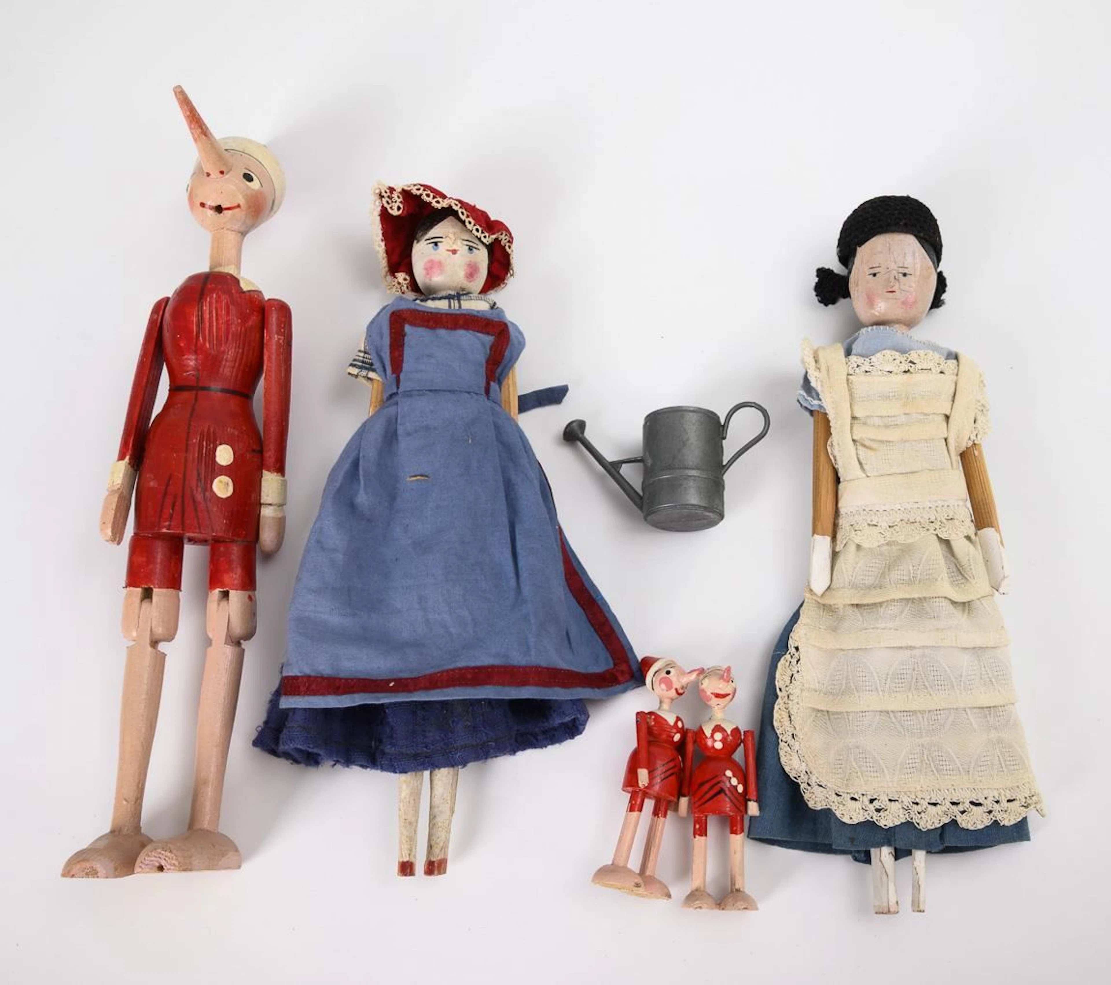5 wooden figures.