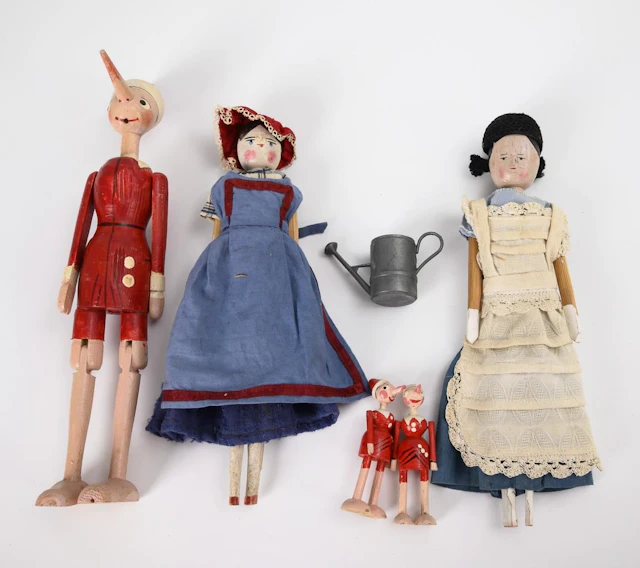 5 wooden figures.