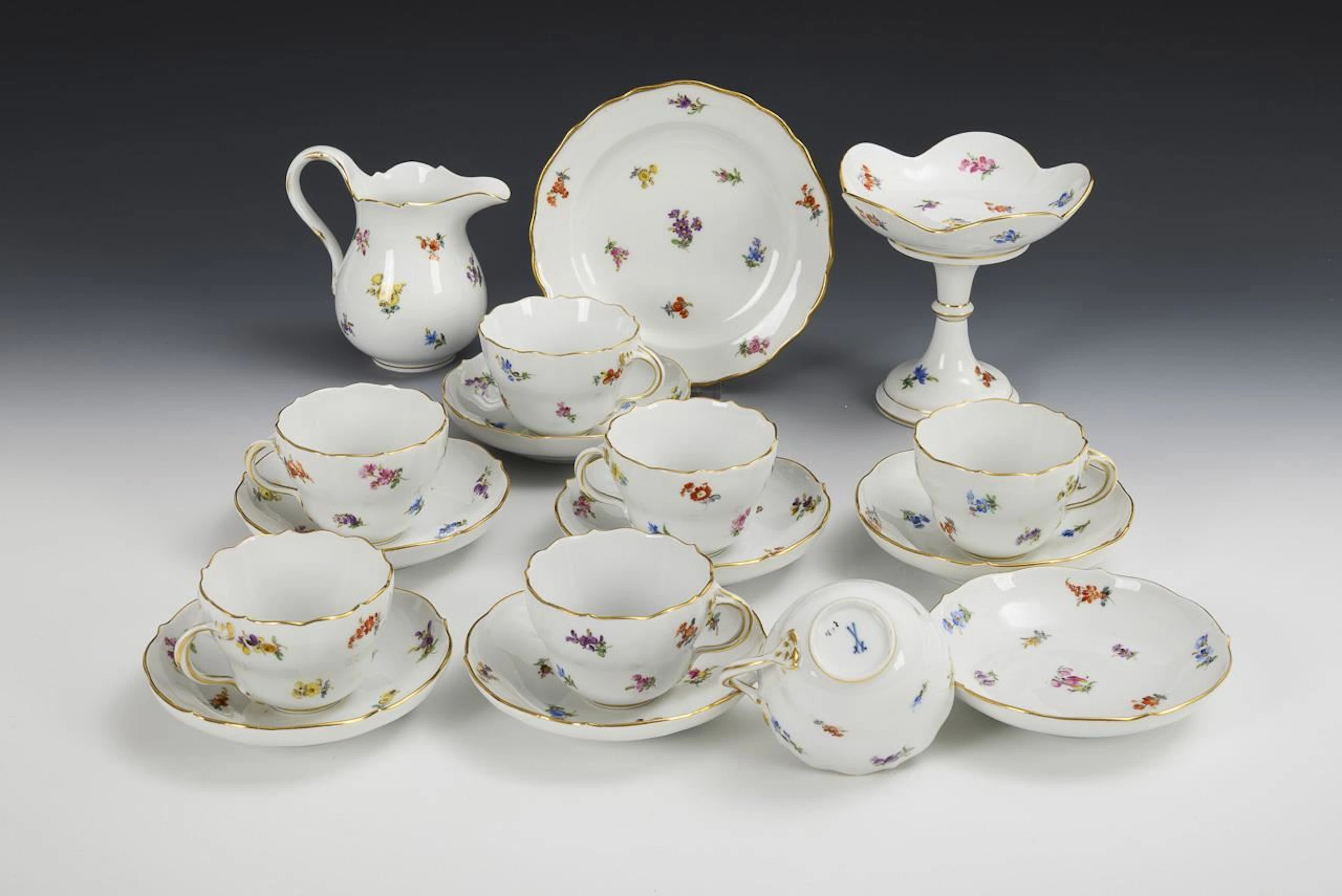 17 pieces of a coffee service with scattered flower decoration. Meissen.