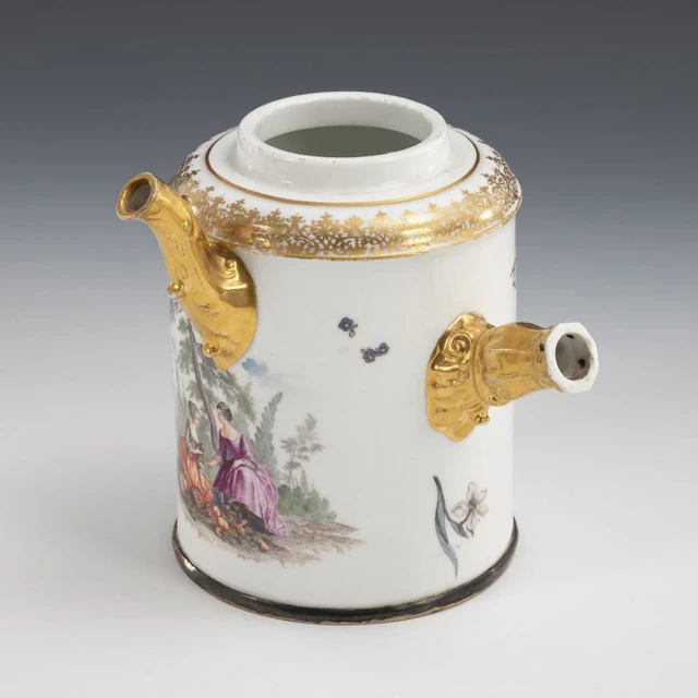 Baroque chocolate pot with Watteau-style painting. Meissen.