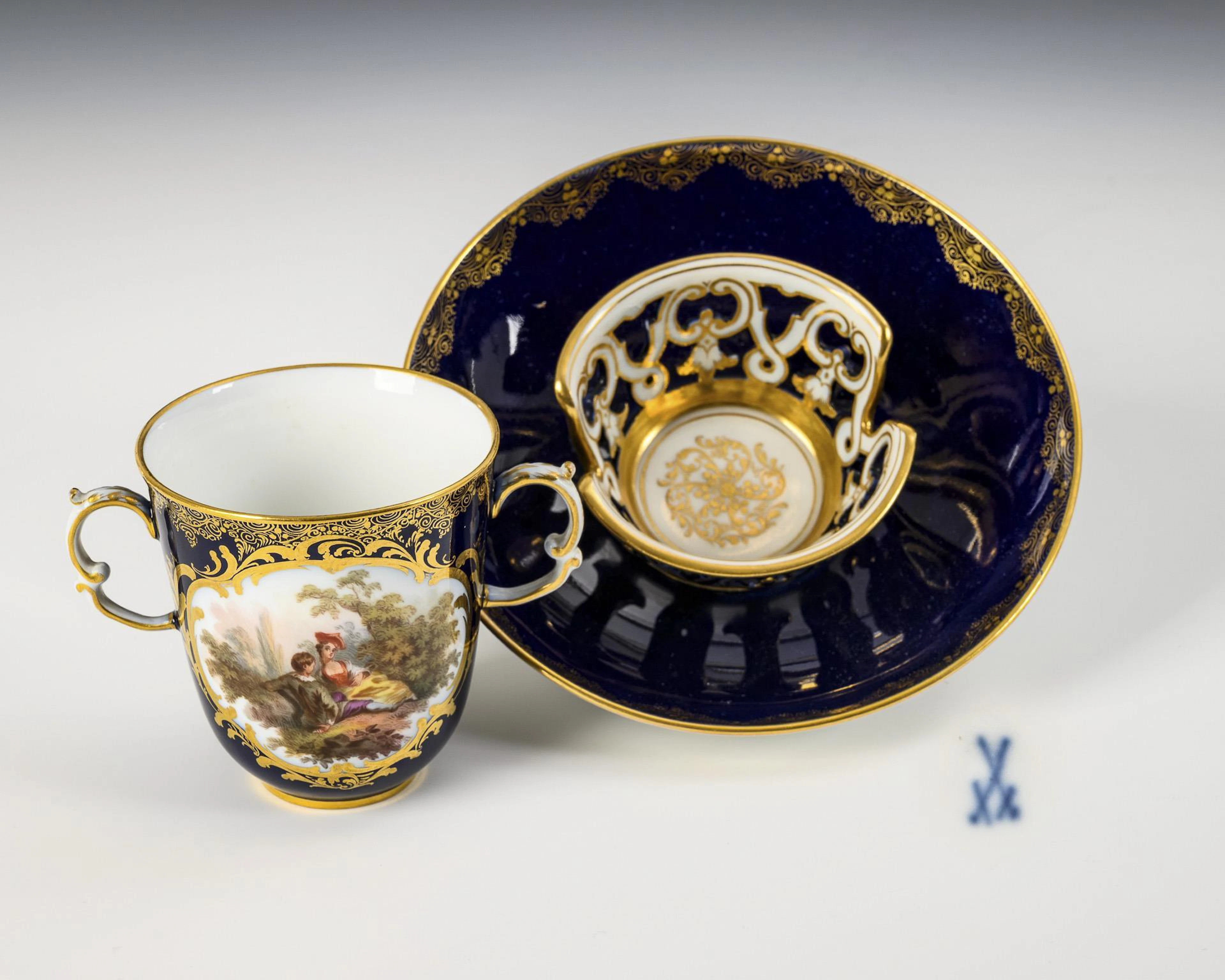 Trembleuse with cobalt background and Watteau painting. Meissen.