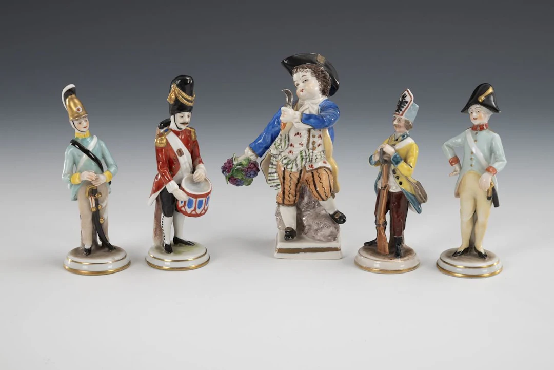 4 small soldier figurines and 1 gardener boy.