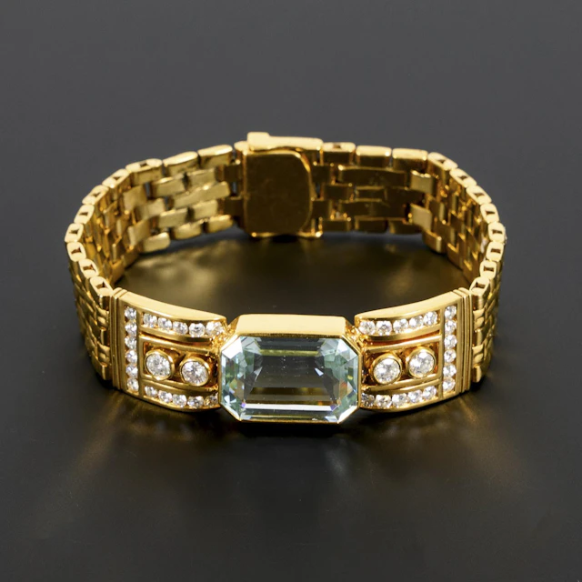 Extraordinary bracelet with large aquamarine and diamonds.
