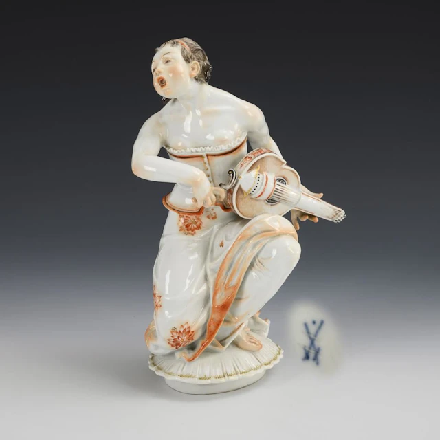 Art Deco figurine: Girl with a hurdy-gurdy. Meissen.