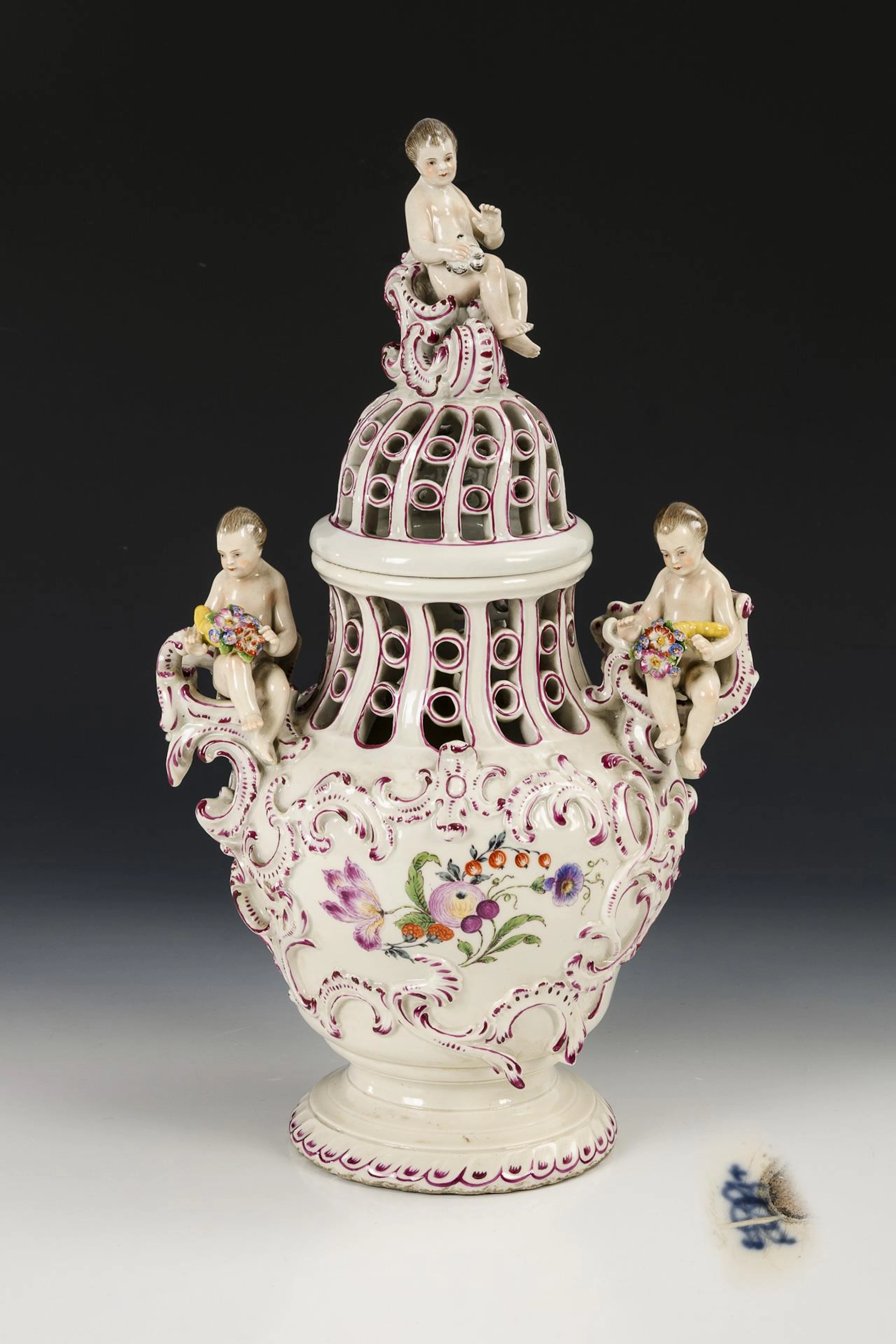 Potpourrivase in baroque form. Aelteste Volkstedter.