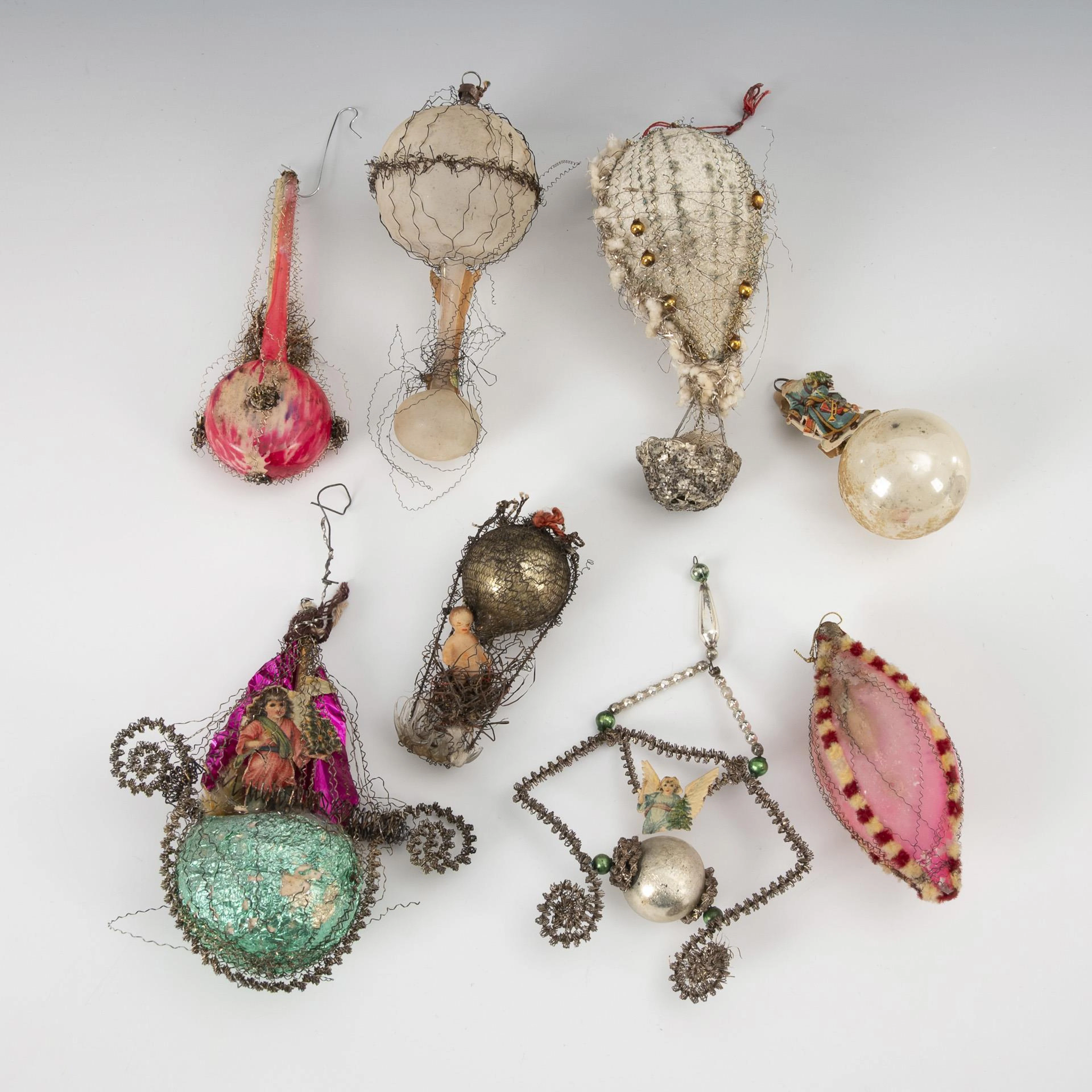 8 pieces of Christmas tree decorations with leonic wires.