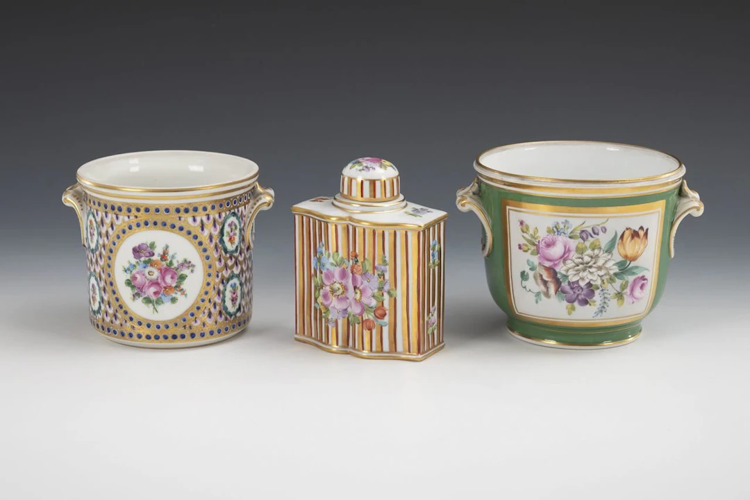 2 cachepots and 1 tea canister with floral designs. Potschappel.