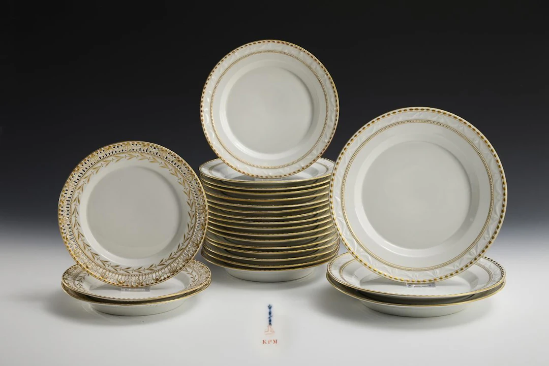 3 + 17 + 3 "Kurländer Muster" plates. KPM Berlin.