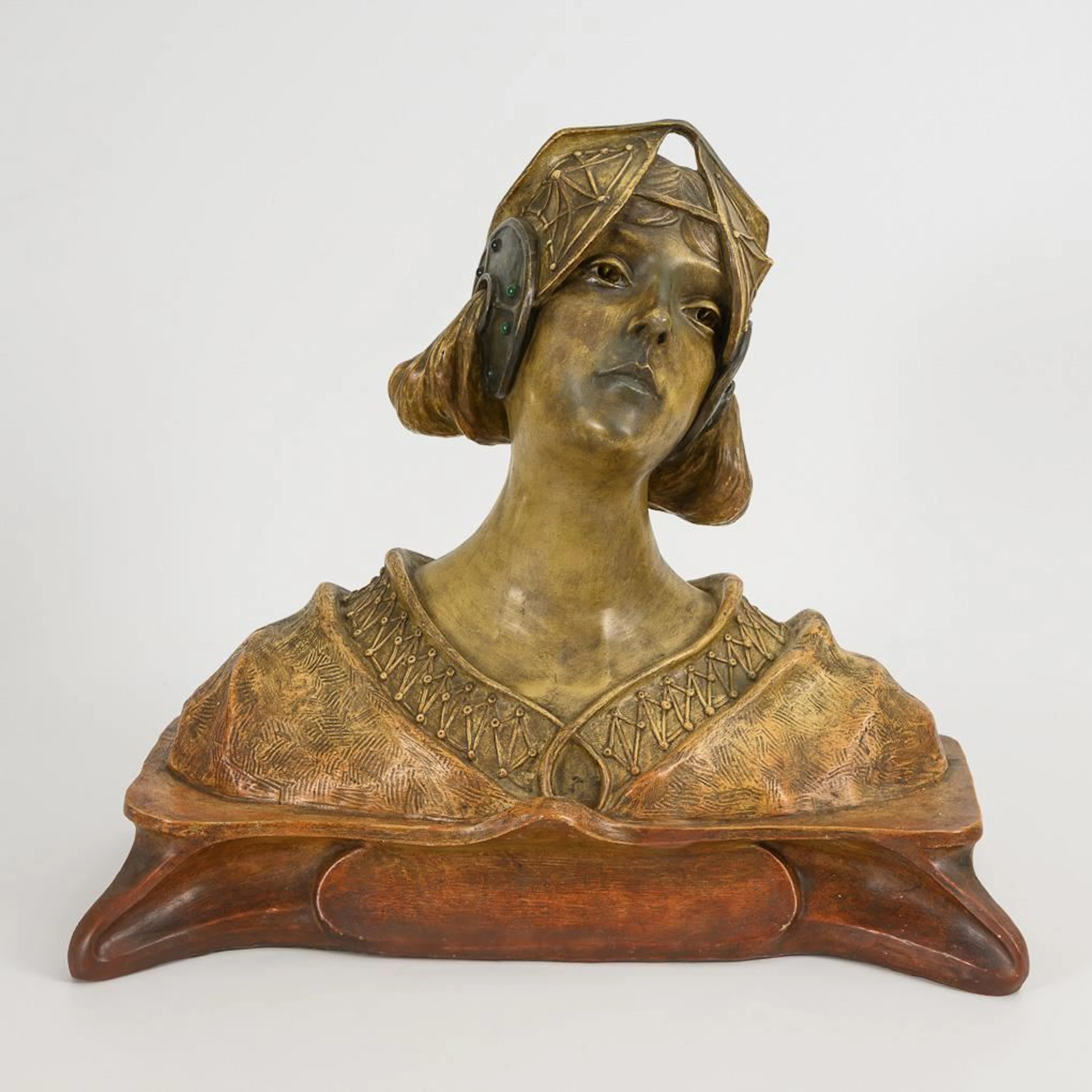 Large Art Nouveau bust of a woman. König & Lengsfeld, Cologne-Lindenthal.