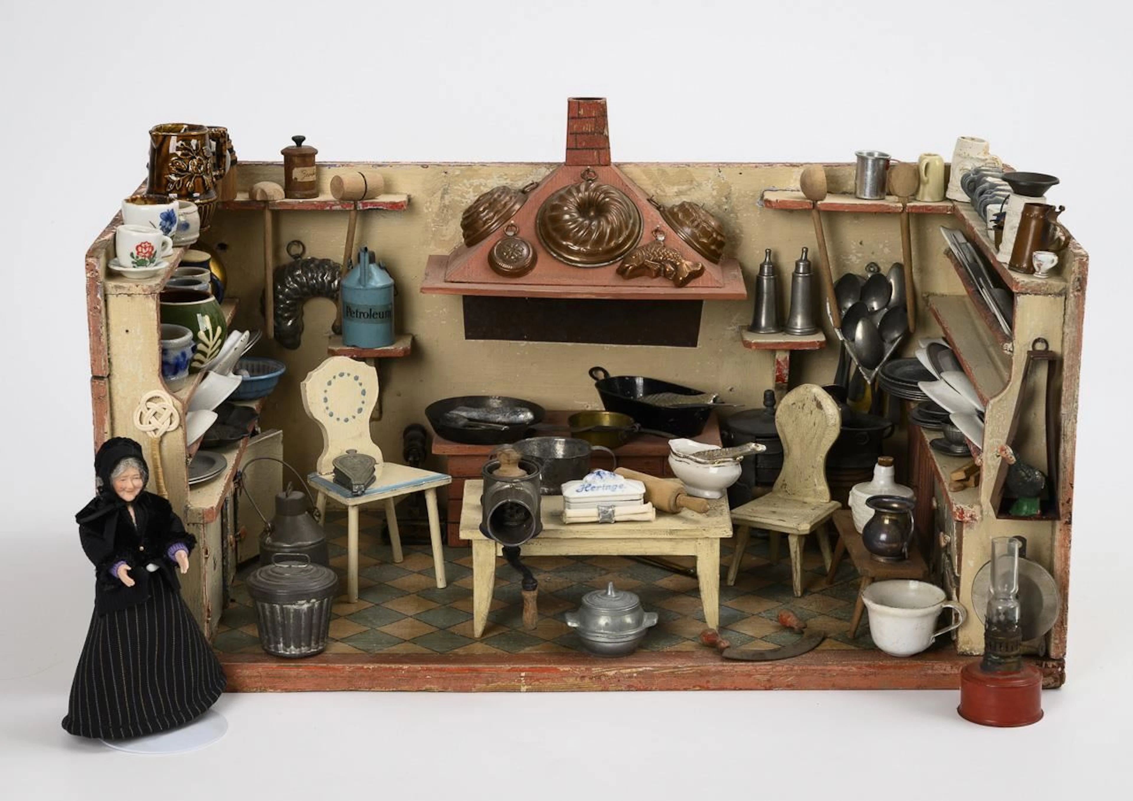 A well-equipped kitchen with a chimney.