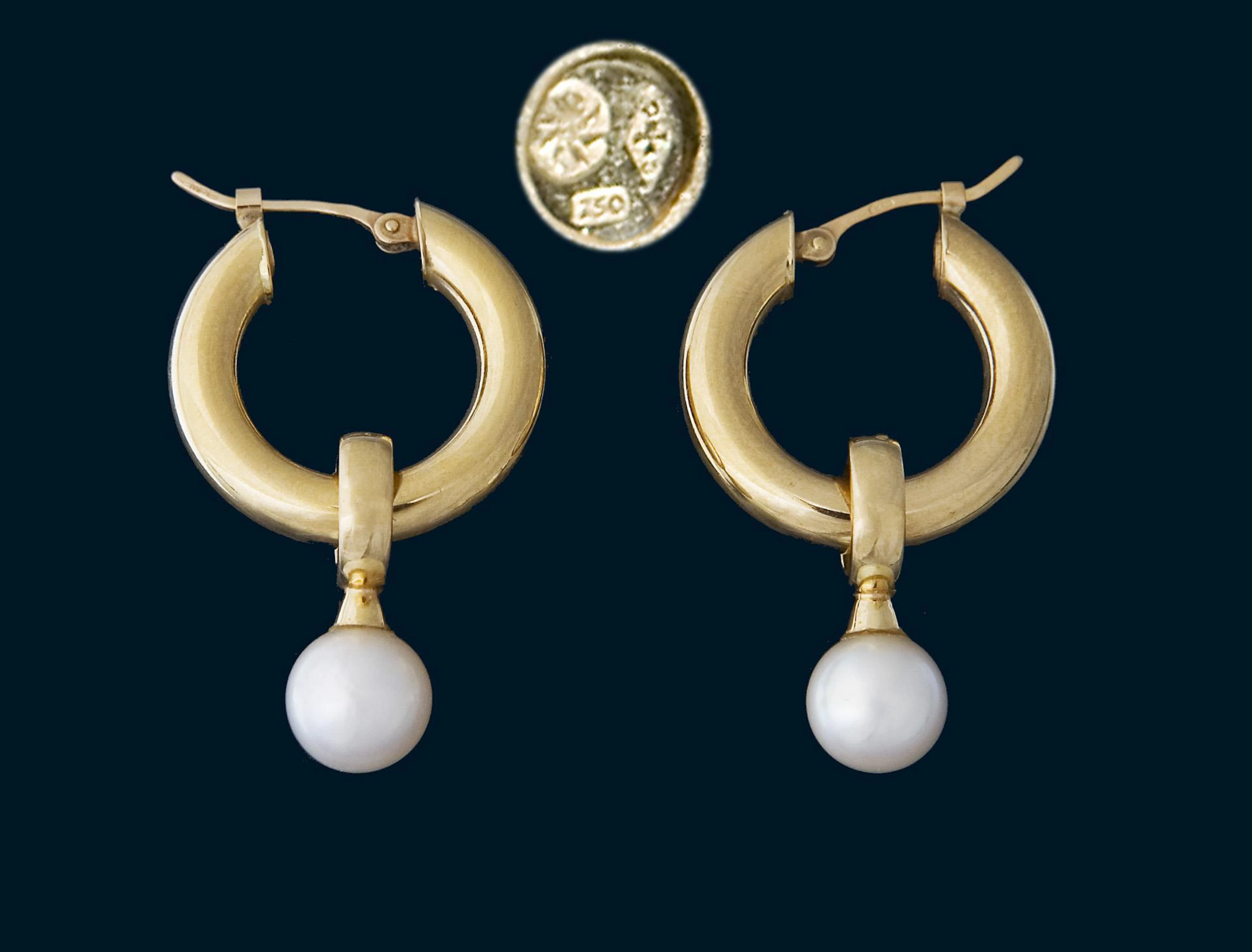 Pair of pearl earrings. Jeweler Wempe.