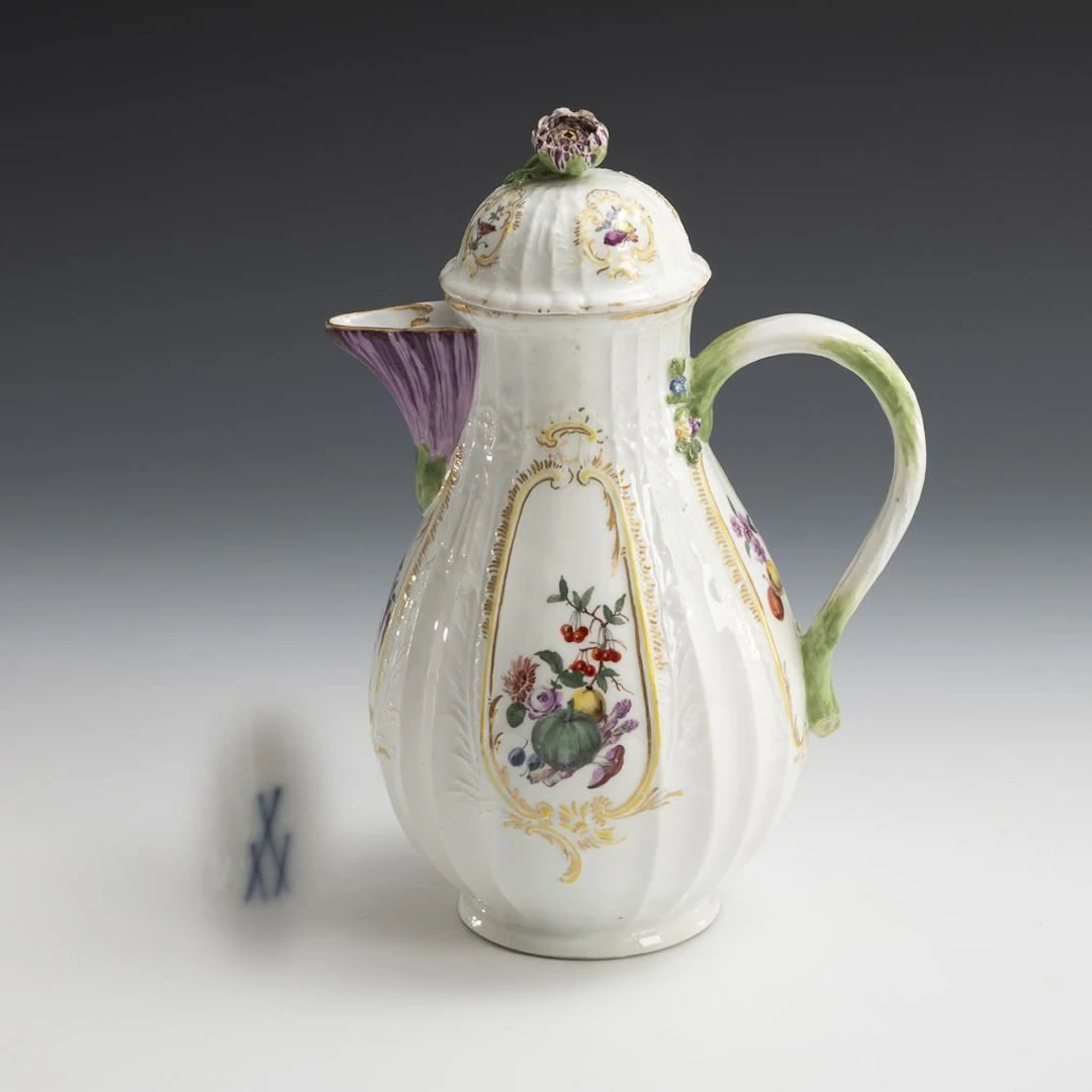 Baroque coffee pot with bird and fruit motifs. Meissen.