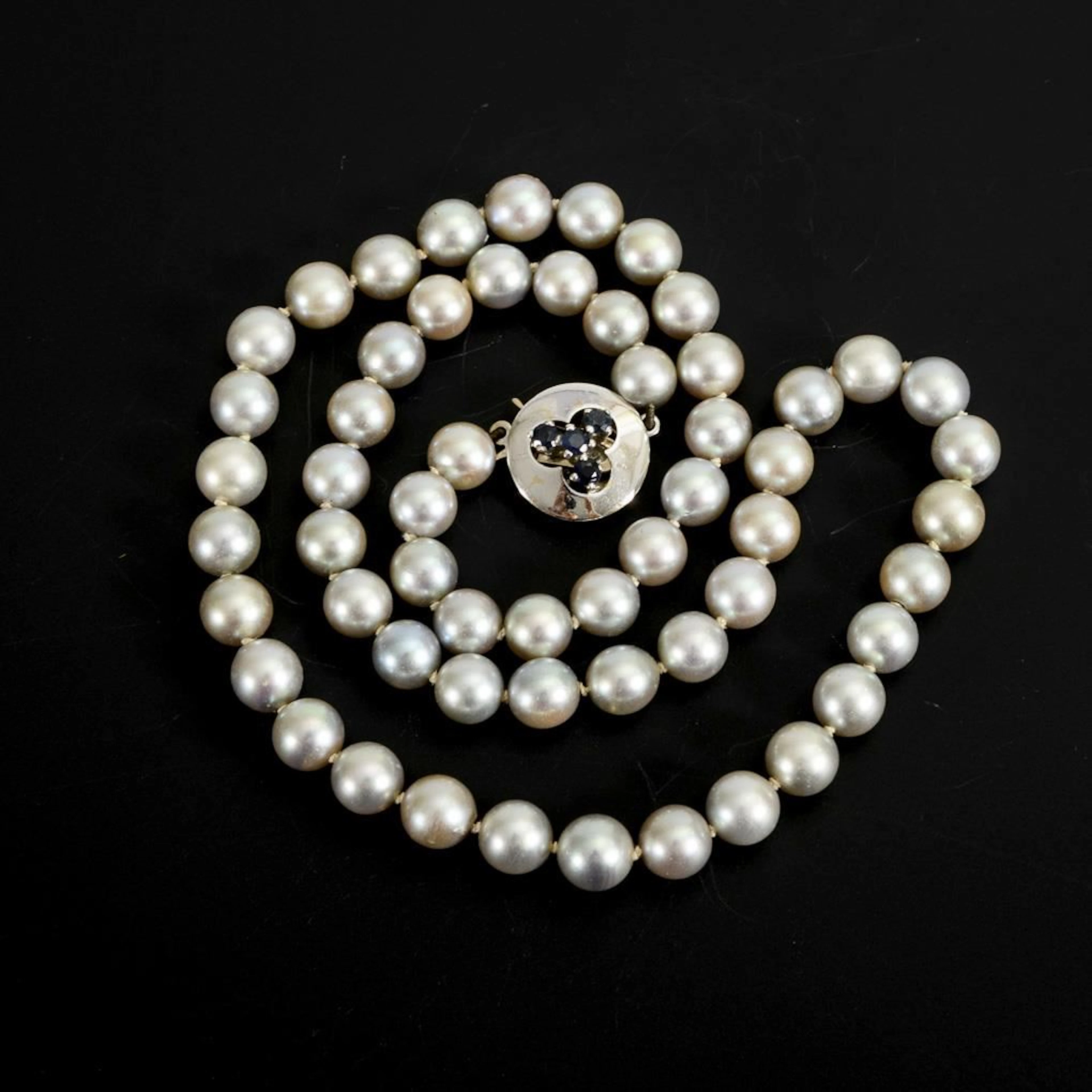 Pearl necklace with white gold clasp.