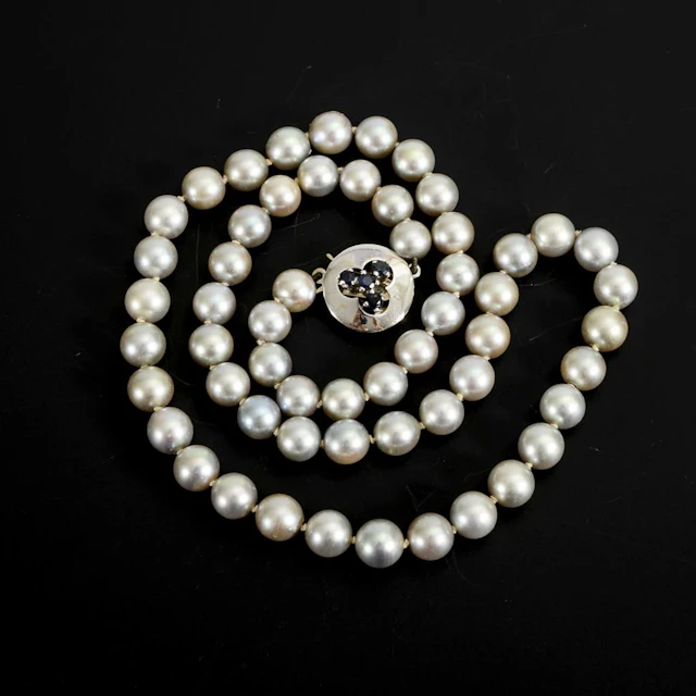 Pearl necklace with white gold clasp.