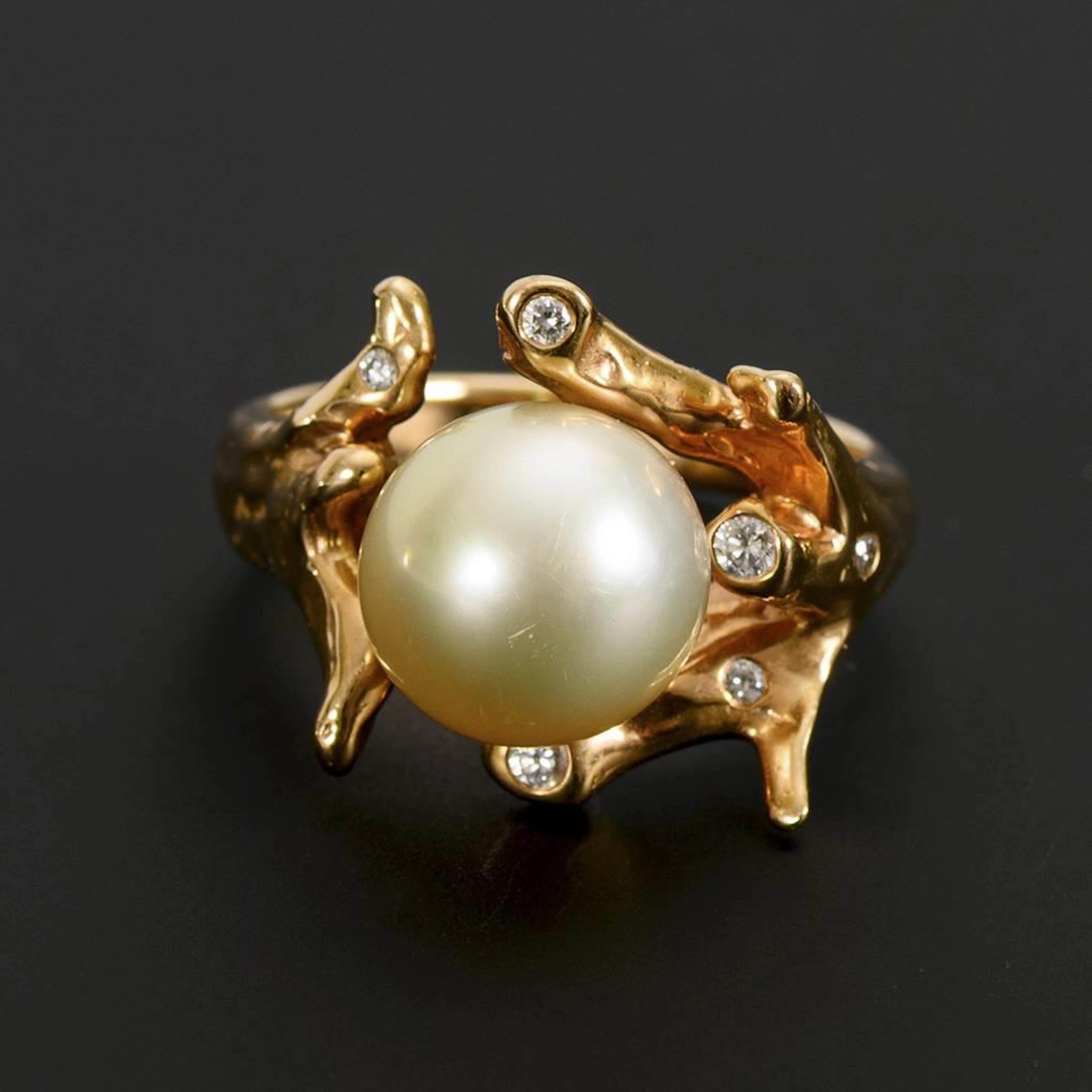 Coral-shaped ring with a pearl.
