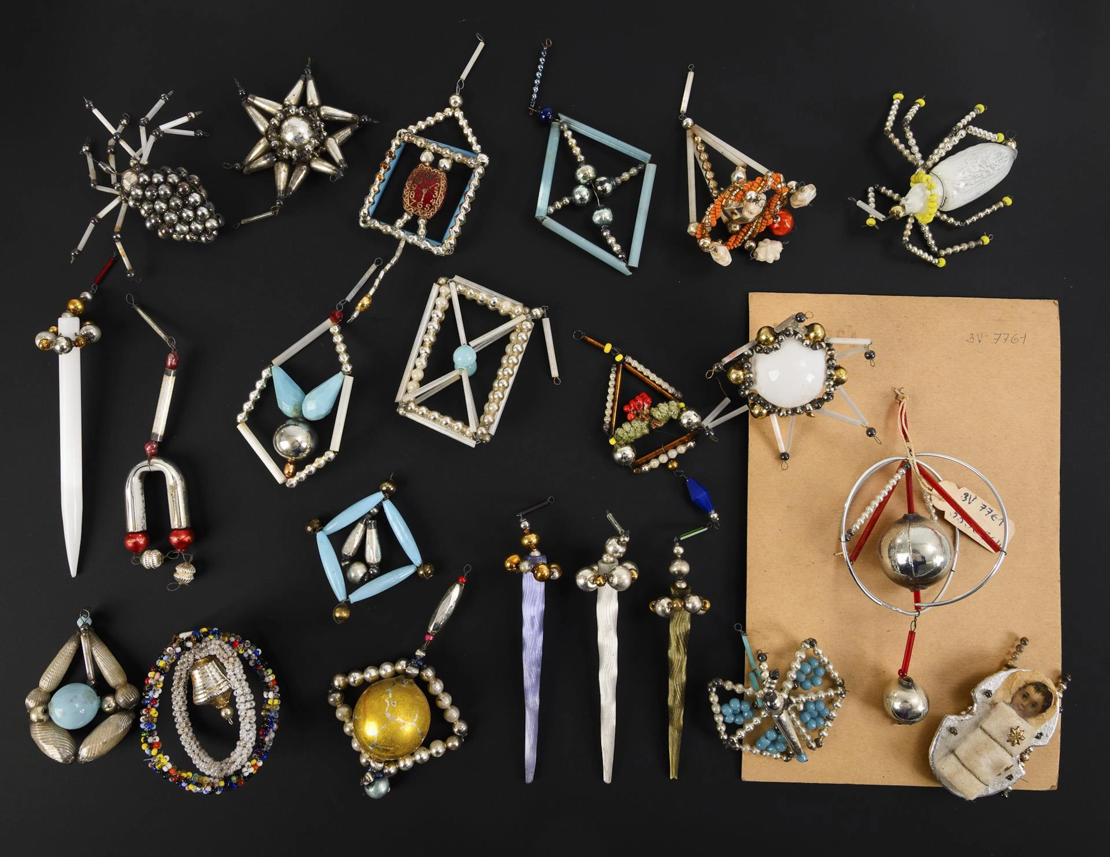 22 pieces of Gablonzer Christmas tree decorations.