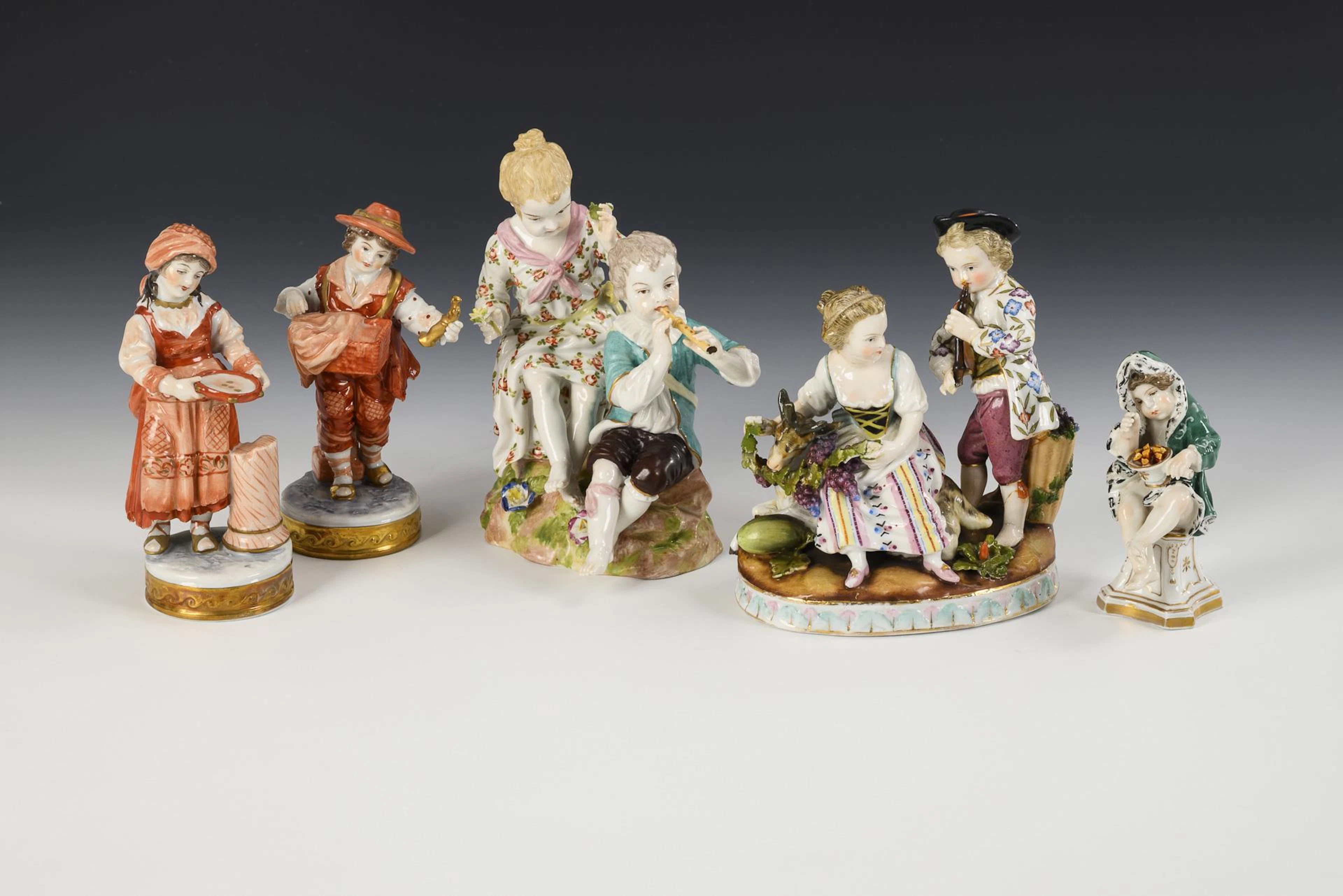 2 groups of children and 3 children's figures.