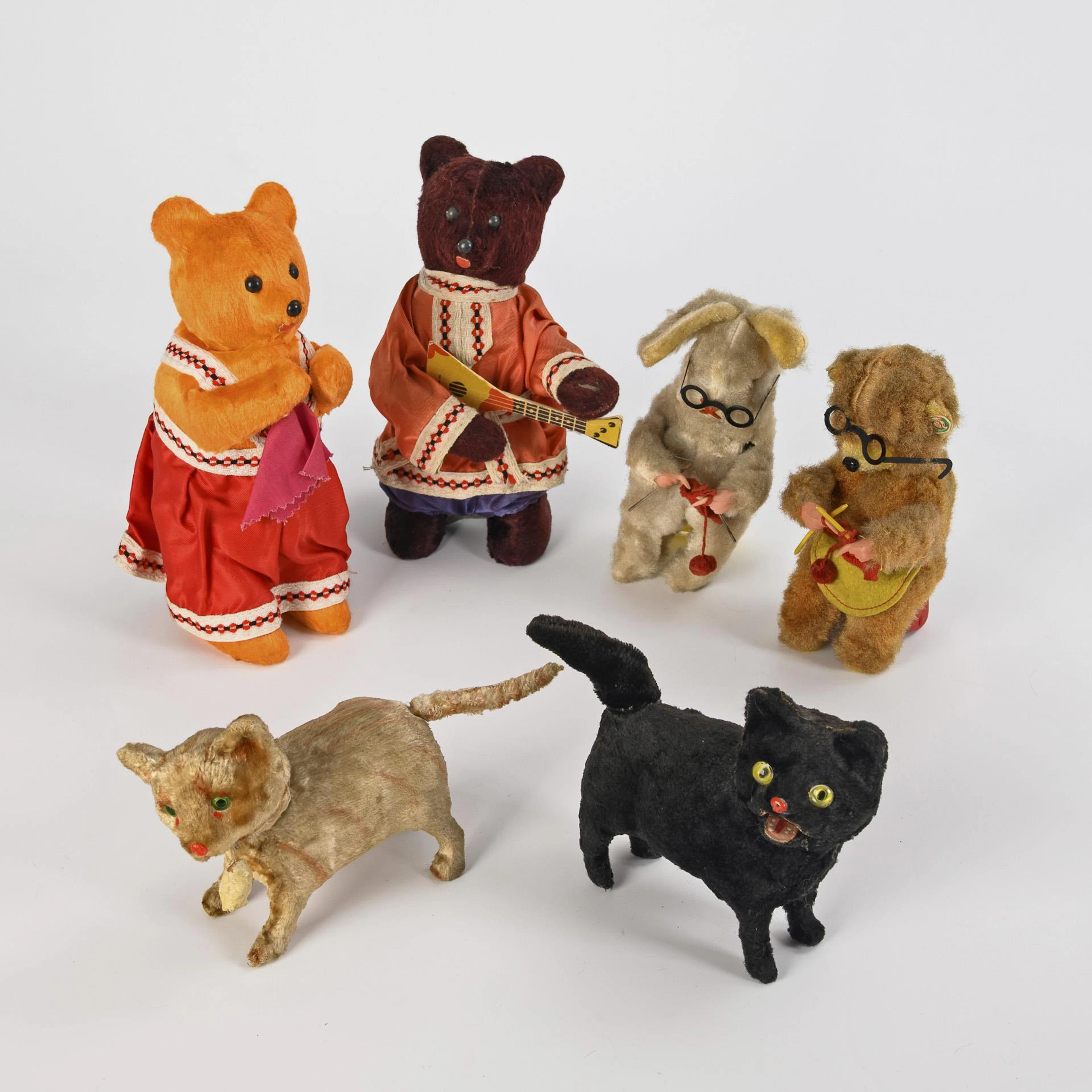 Convolute of 3 mechanical teddies, rabbit and 2 cats.