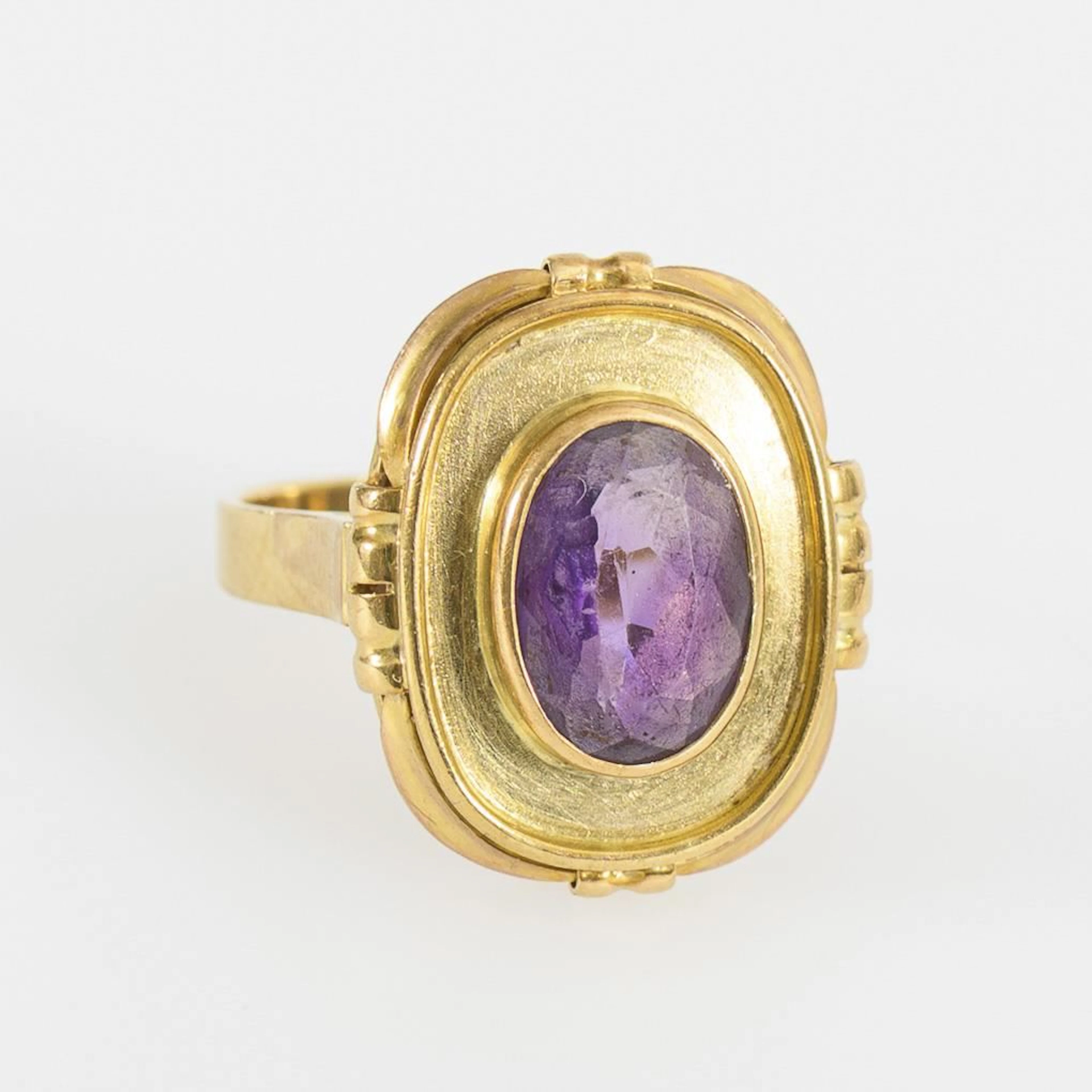 Ring with amethyst.