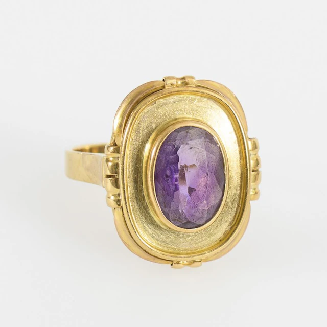 Ring with amethyst.