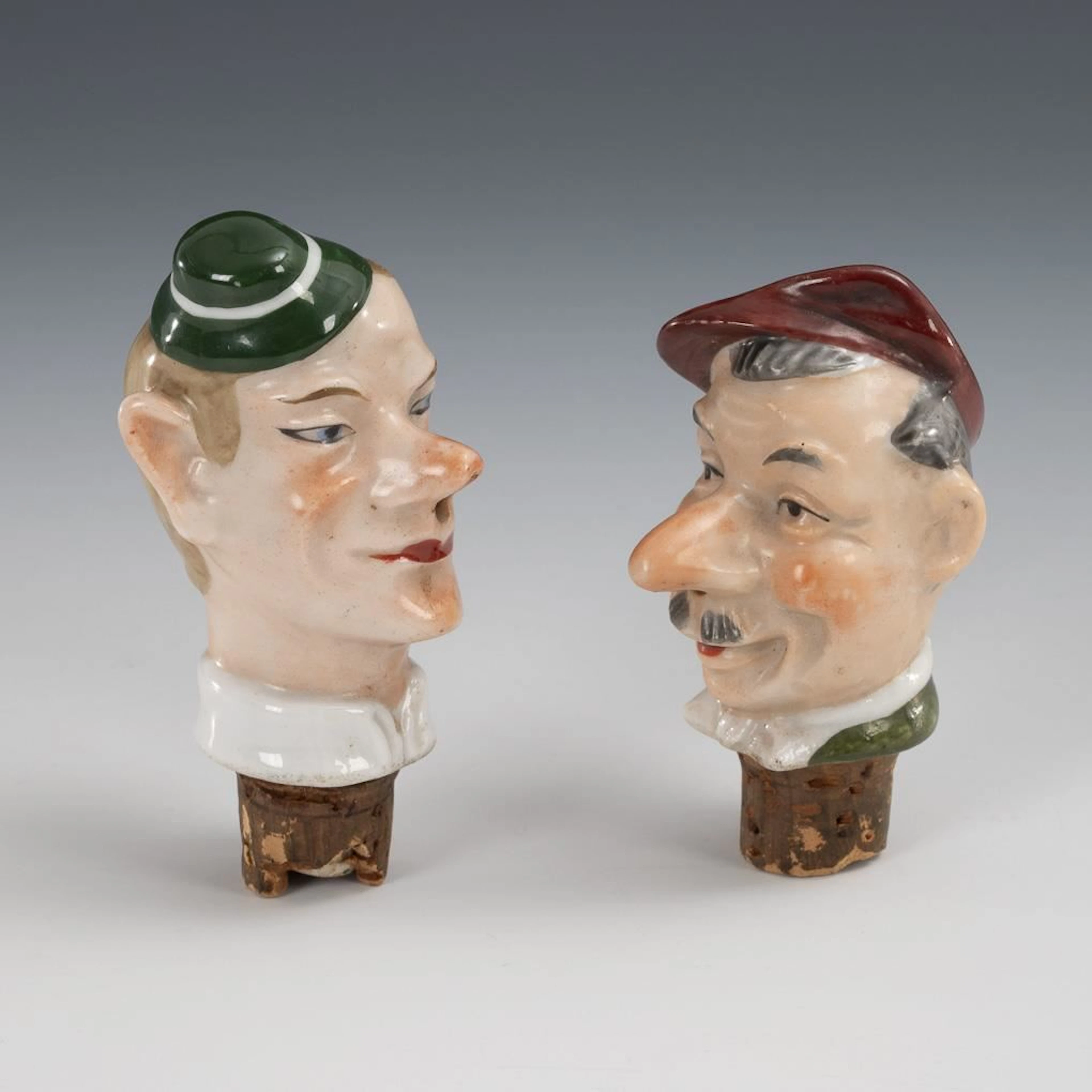 2 figurine corks.