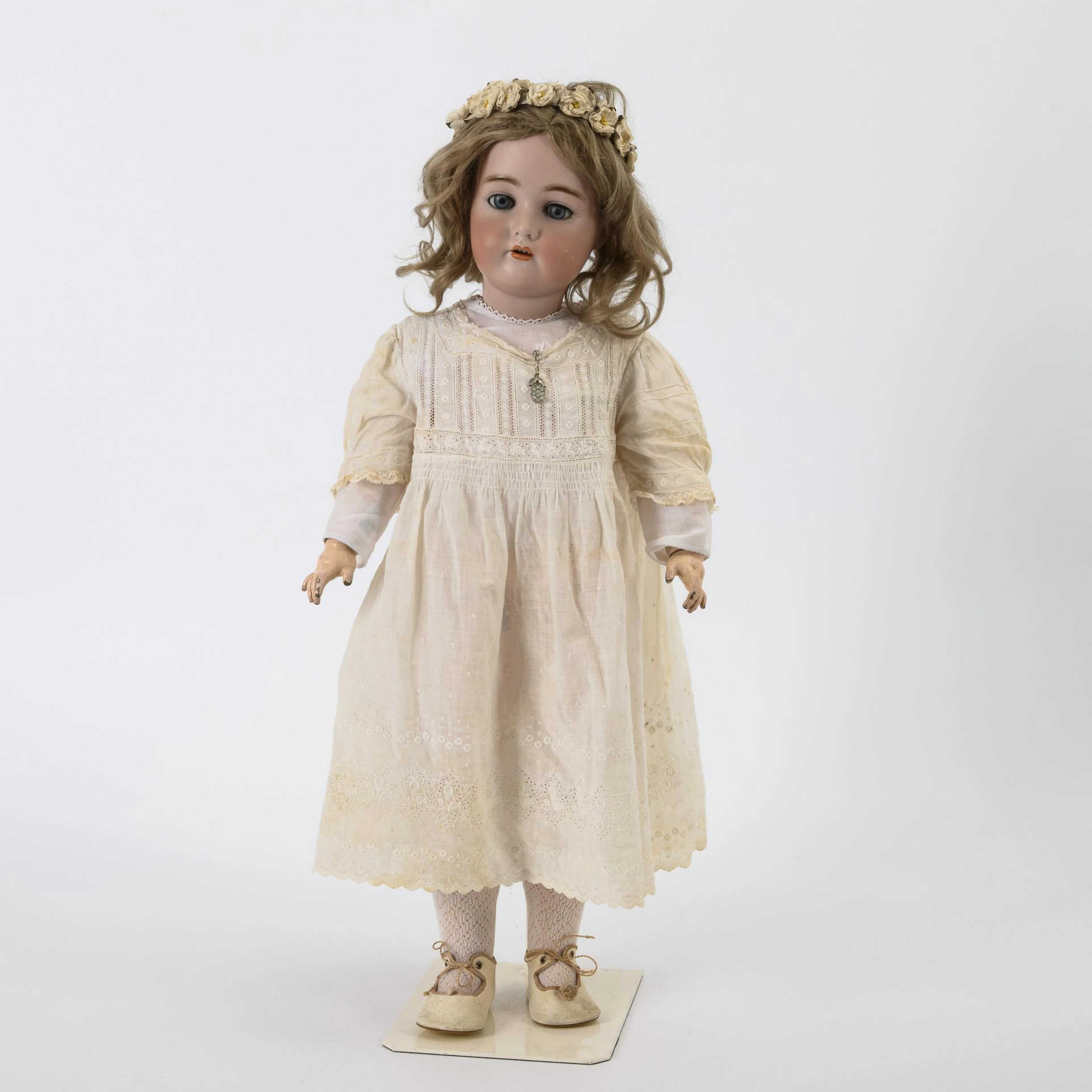 Blond porcelain head girl. Kämmer & Reinhardt.