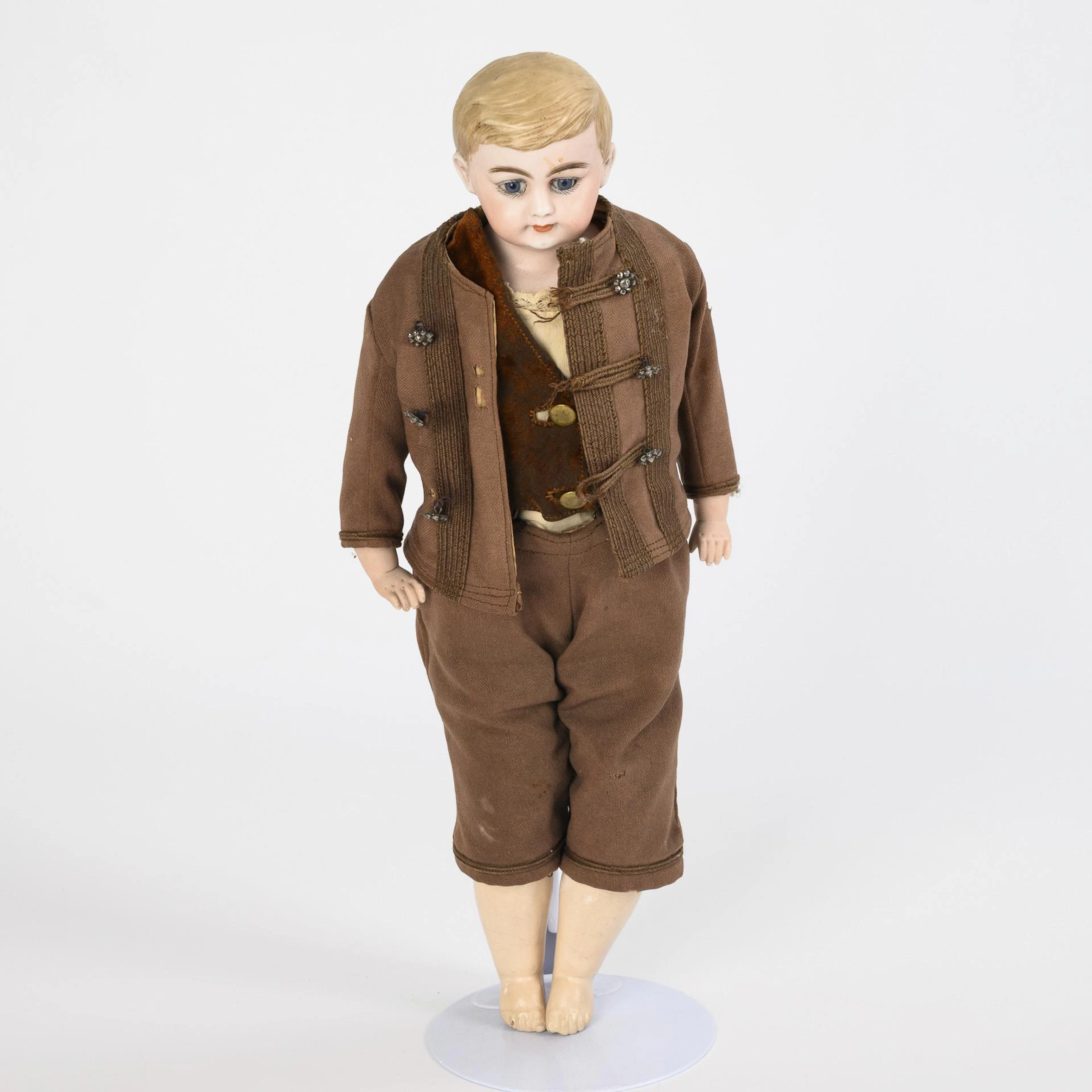 Old clothed chest head boy.