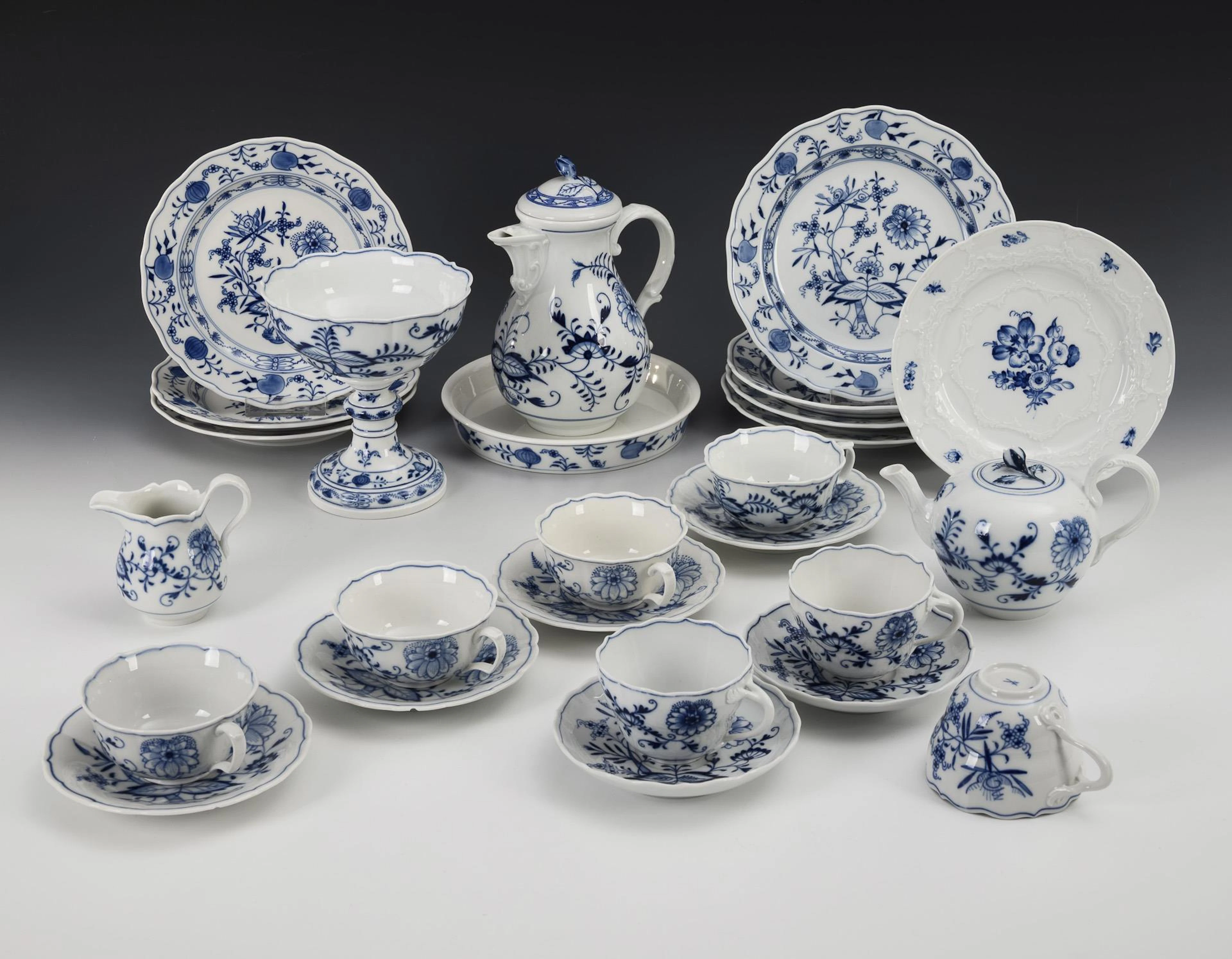 26 pieces onion pattern porcelain. Meissen.