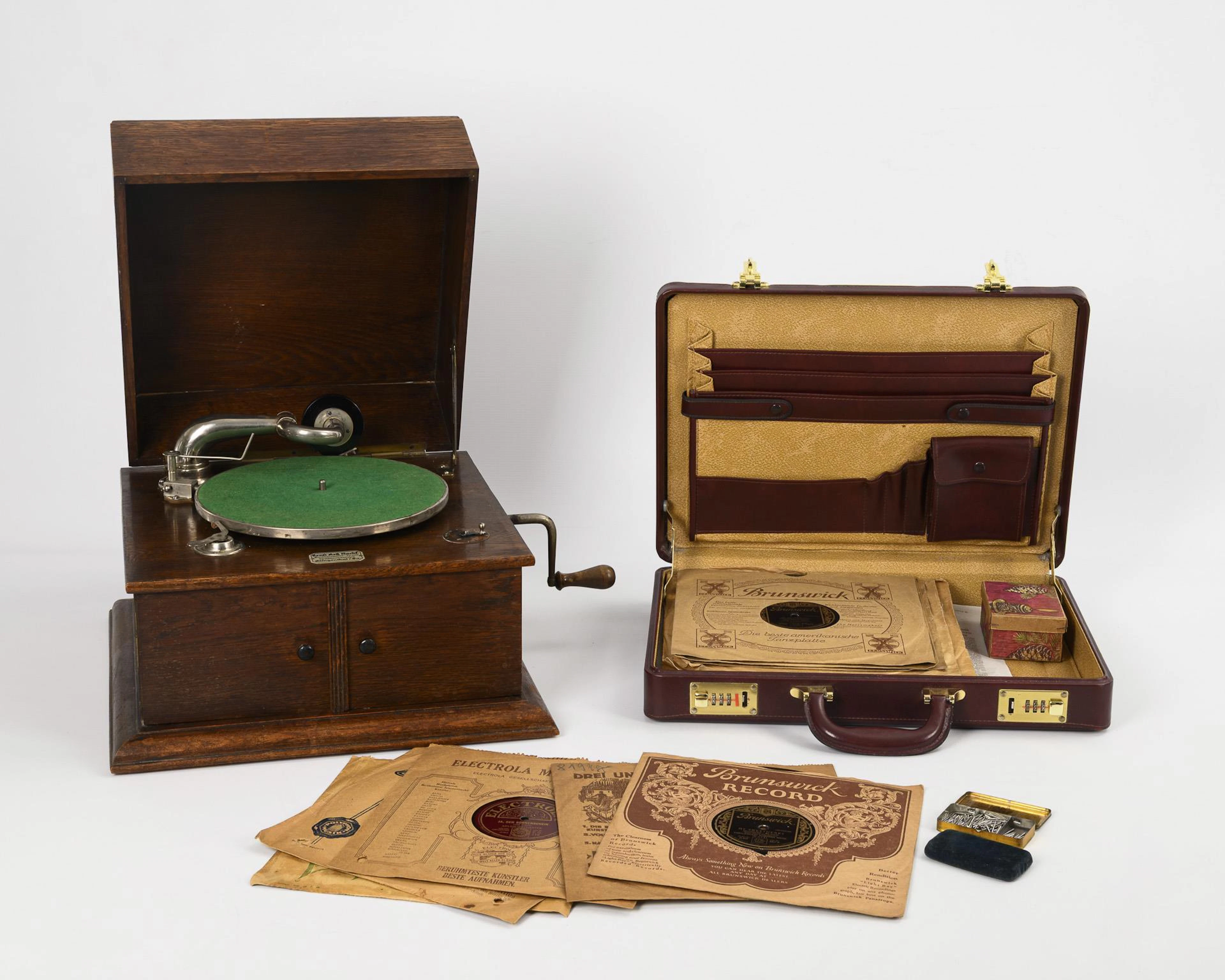 Table gramophone with 21 records. Ernst Heß Nachf., Klingenthal.