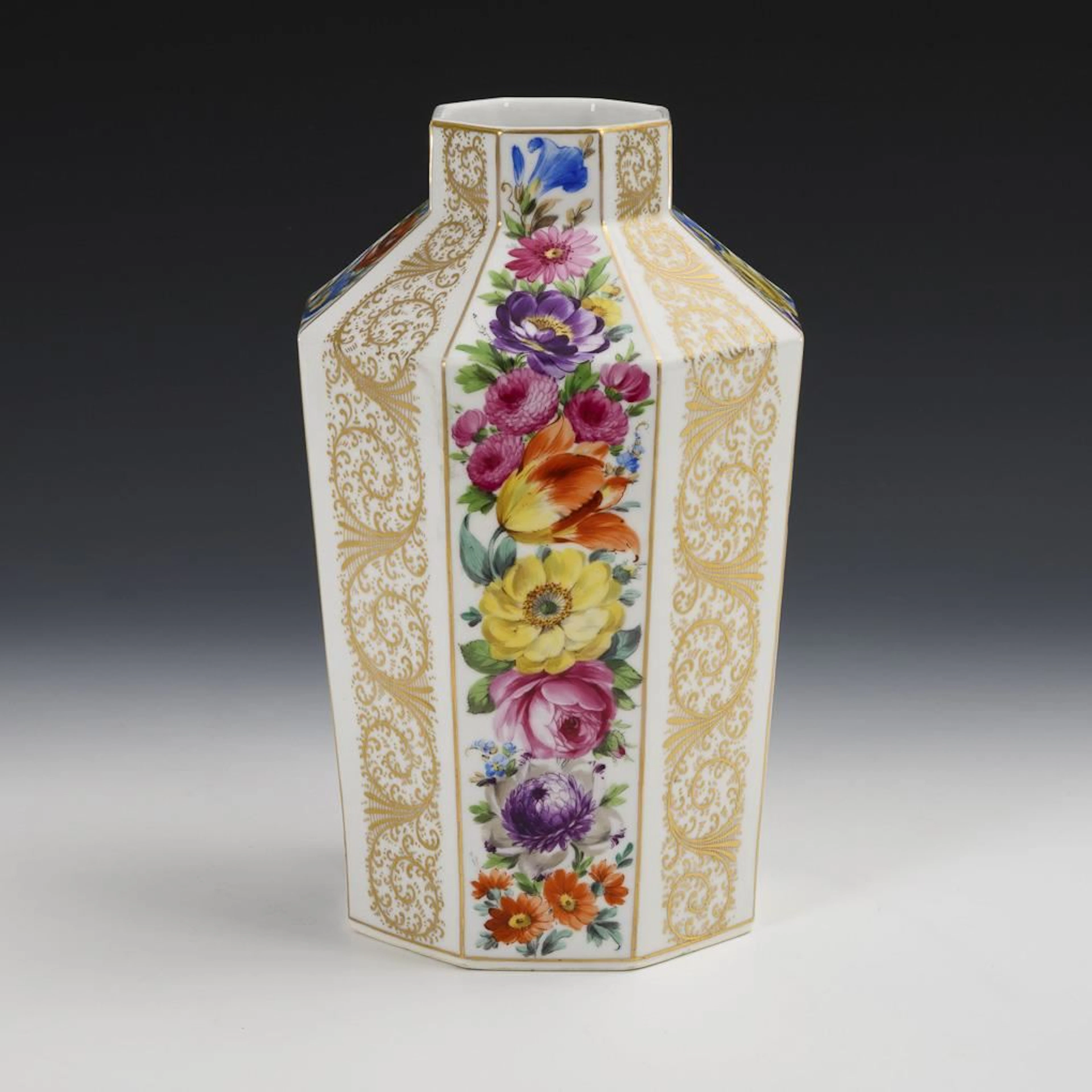Vase with floral design. Hutschenreuther.