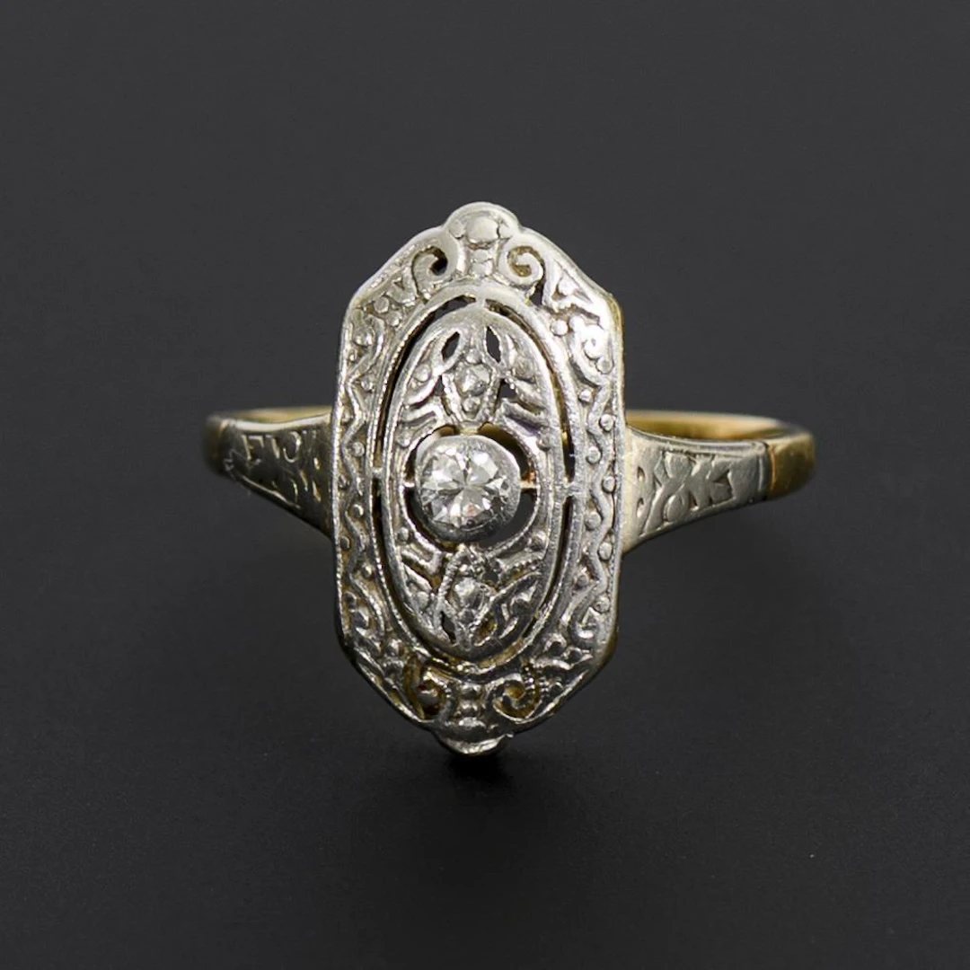 Art Deco ring with a brilliant-cut diamond.