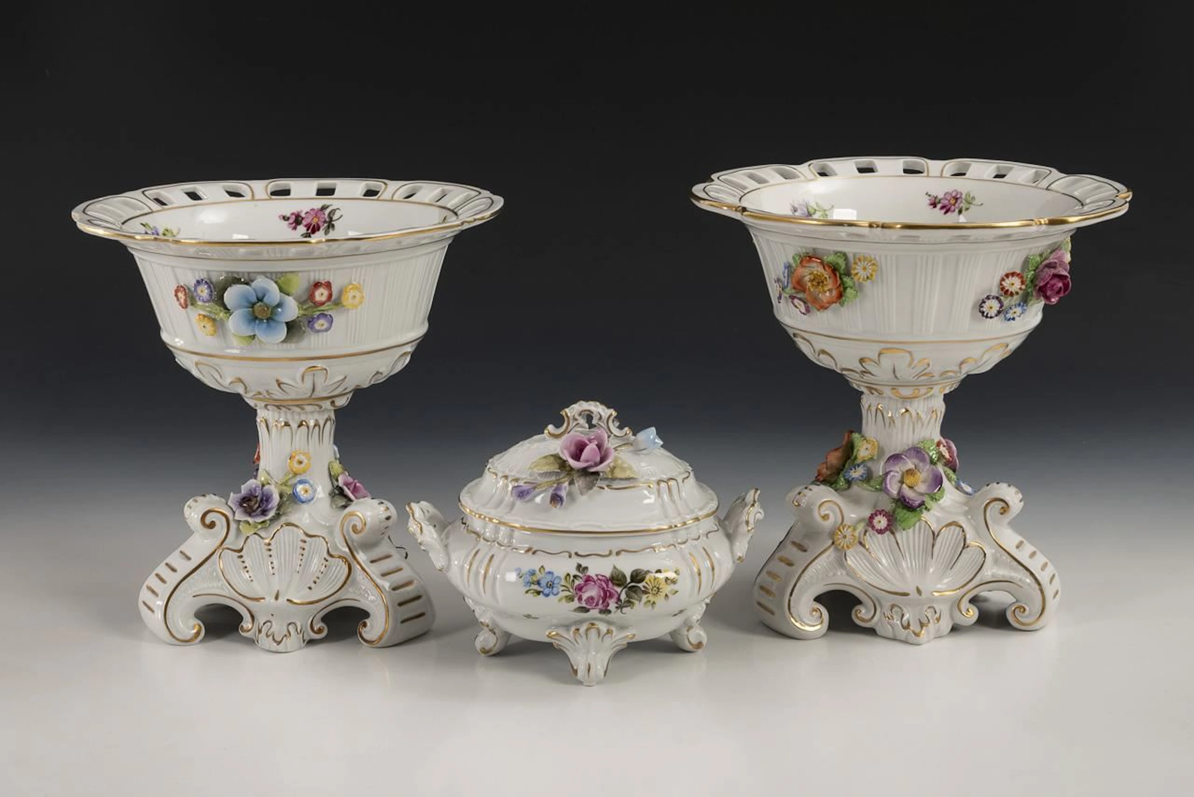 2 foot bowls and 1 jar with a floral design. Schierholz.