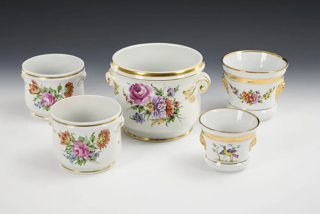 5 cachepots with floral designs. Schierholz.