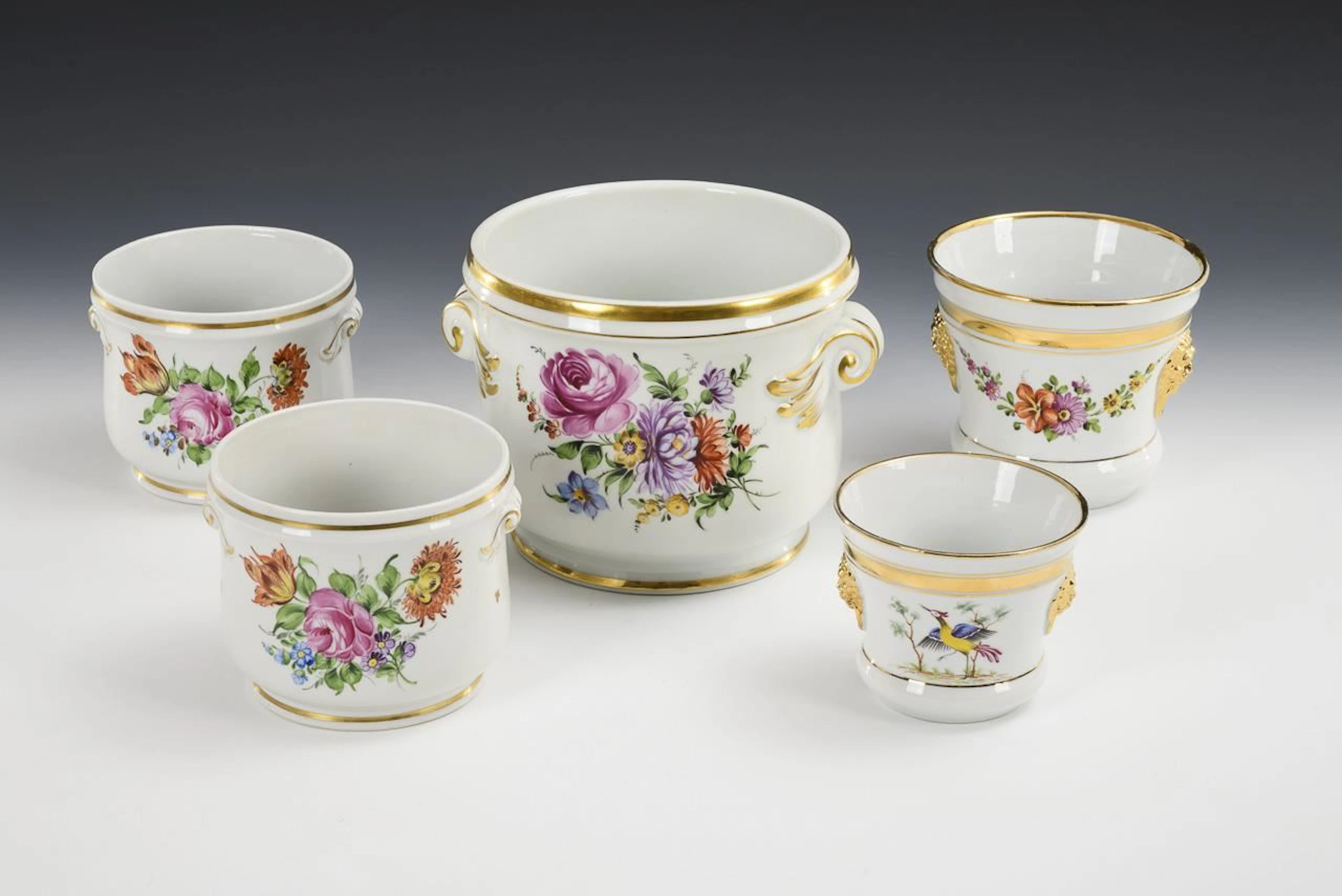 5 cachepots with floral designs. Schierholz.