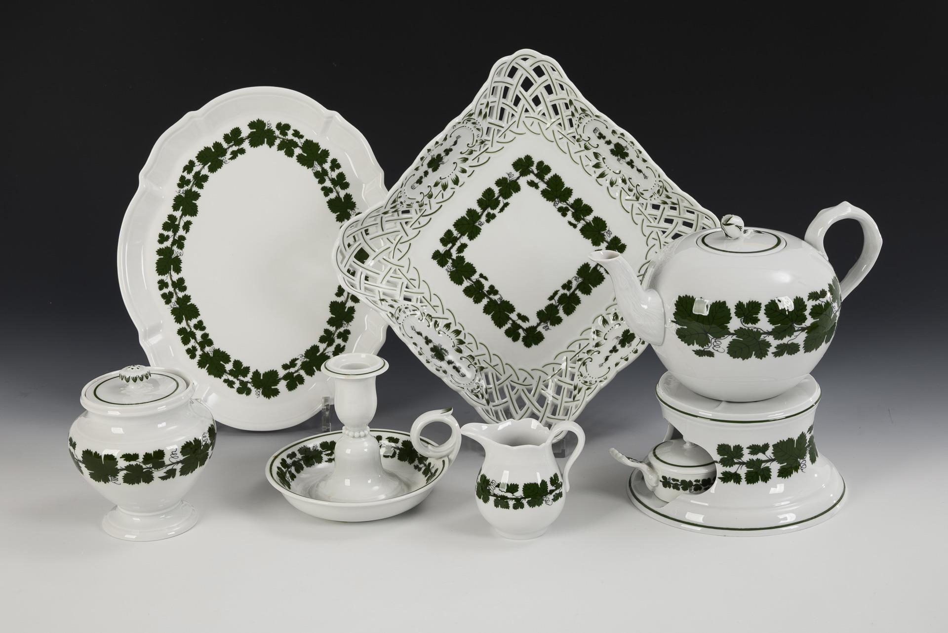 8 porcelains with vine leaf decoration. Meissen.