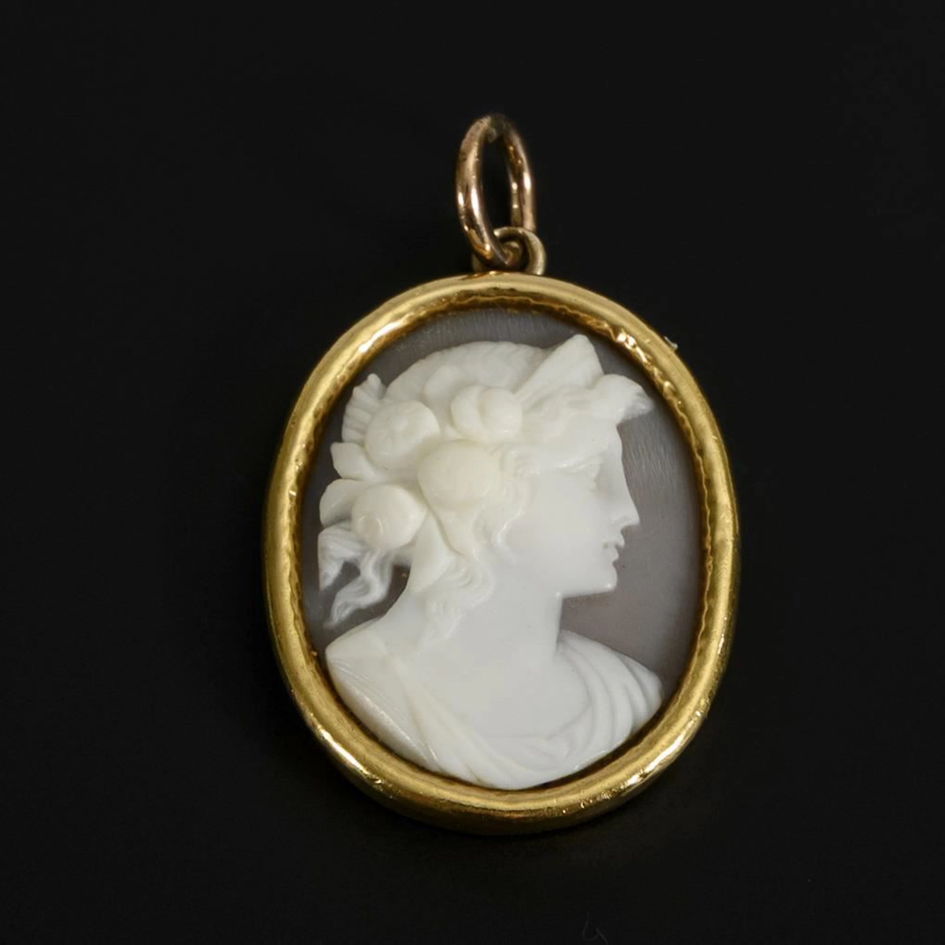 Pendant with a shell cameo.
