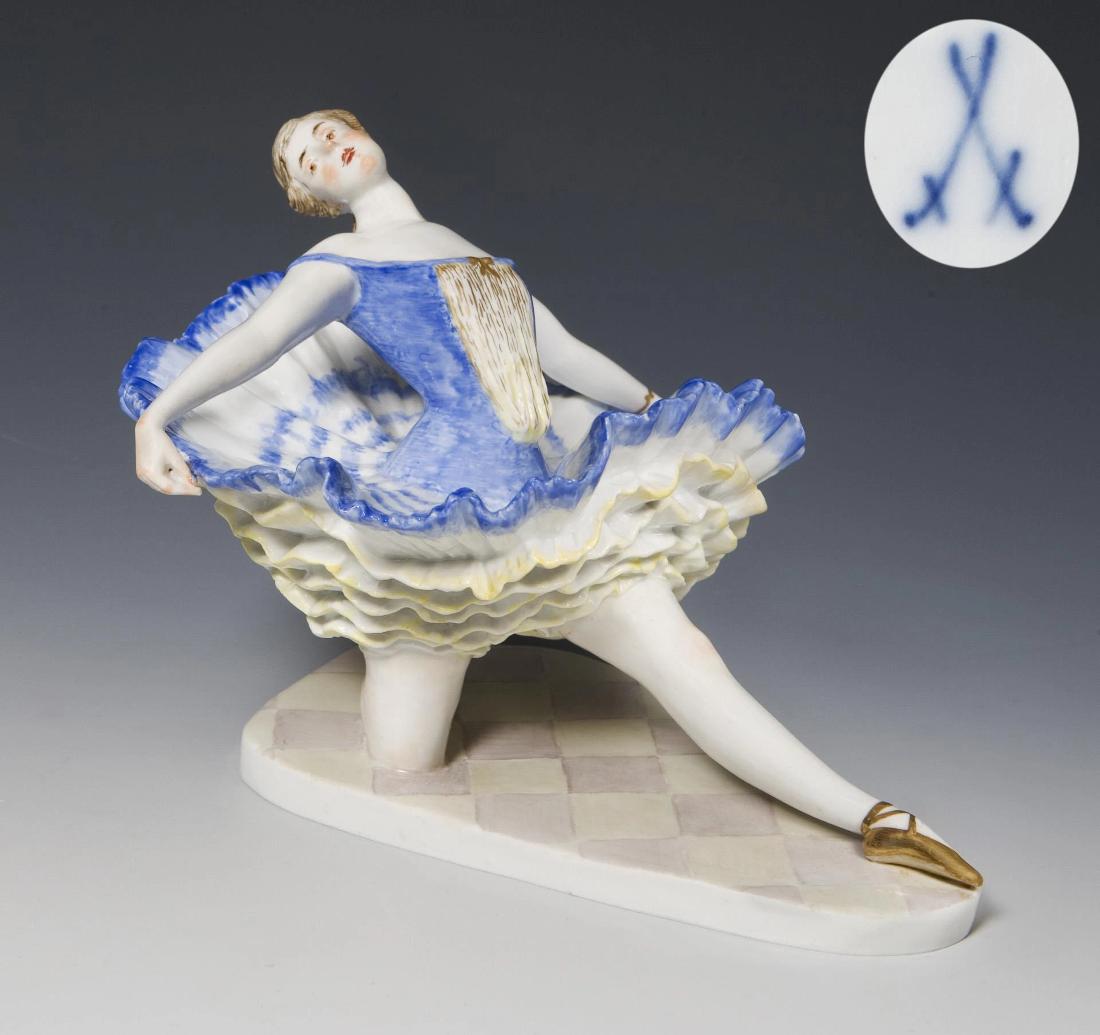 Art Nouveau figure: solo dancer Frida Hess in pose. Meissen.