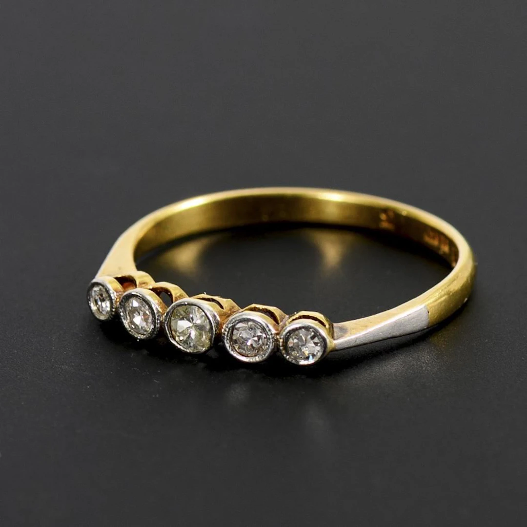 Ring with 5 diamonds in a gradient setting.