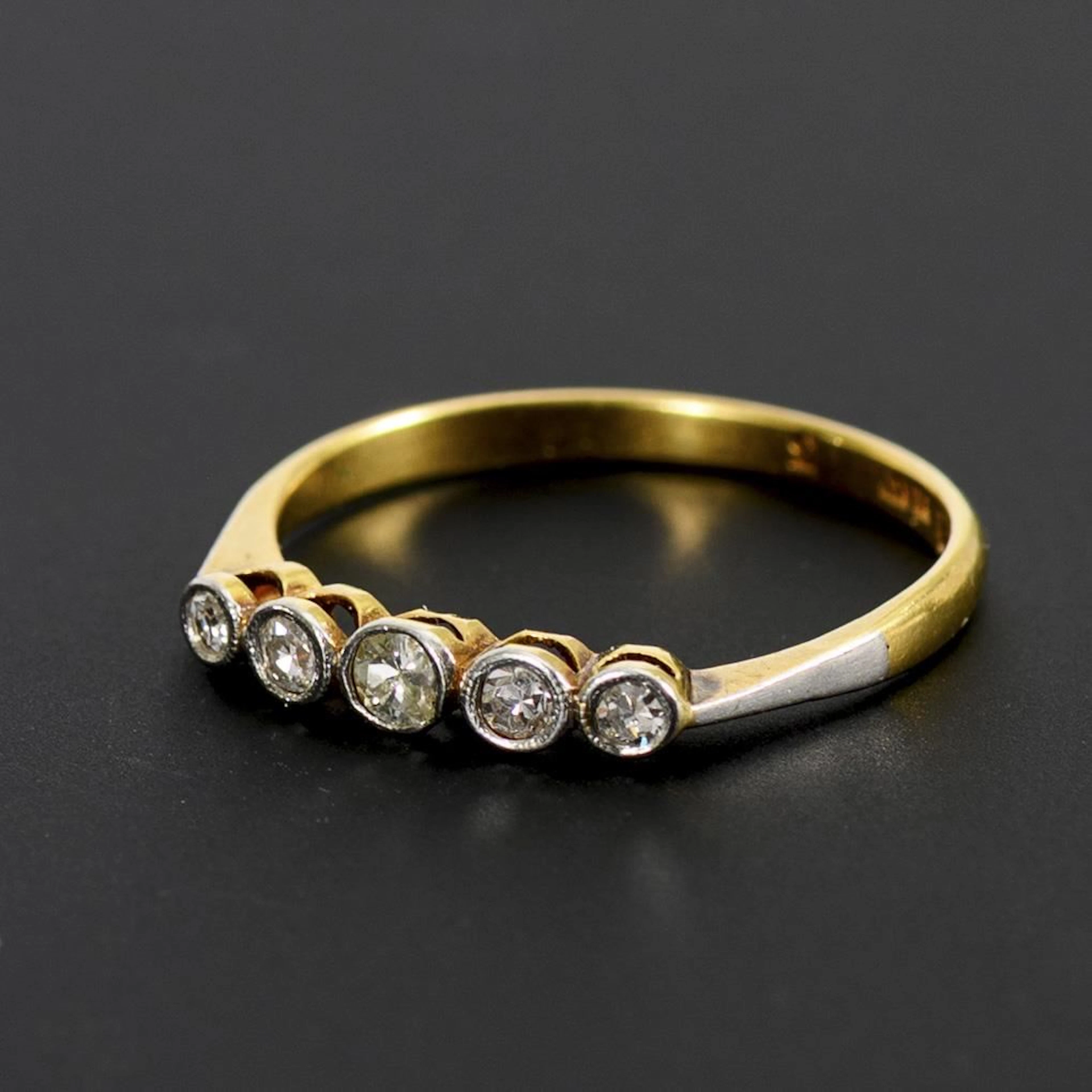 Ring with 5 diamonds in a gradient setting.