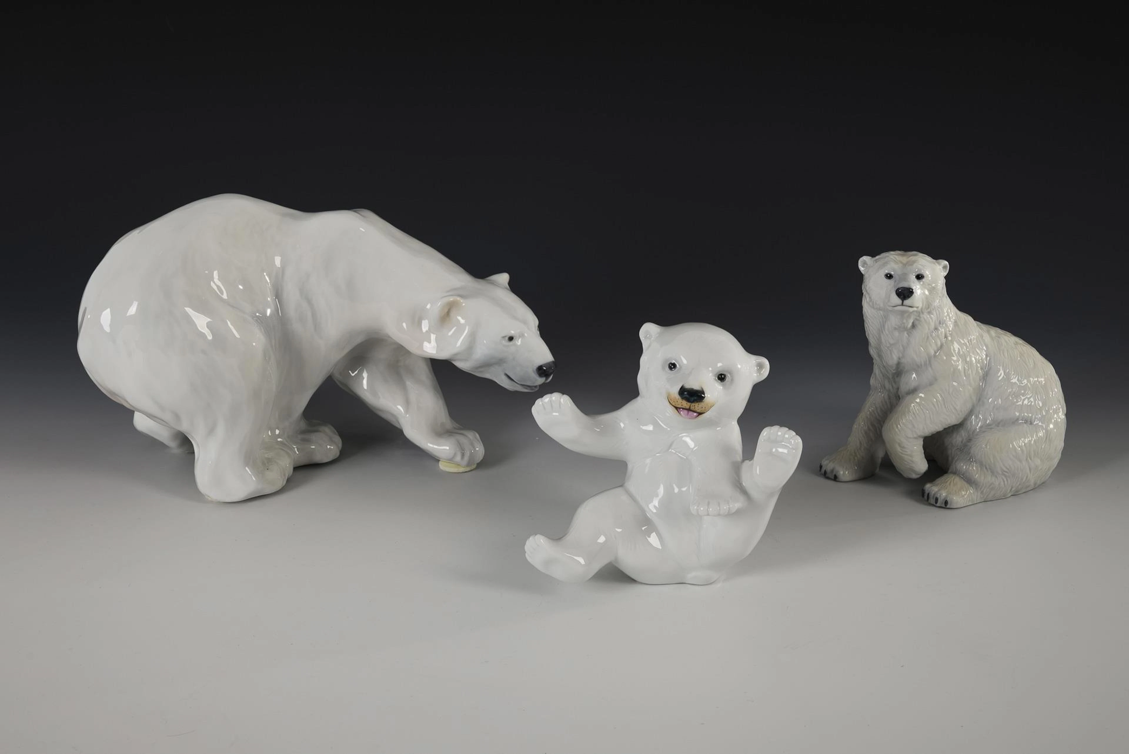3 polar bears.