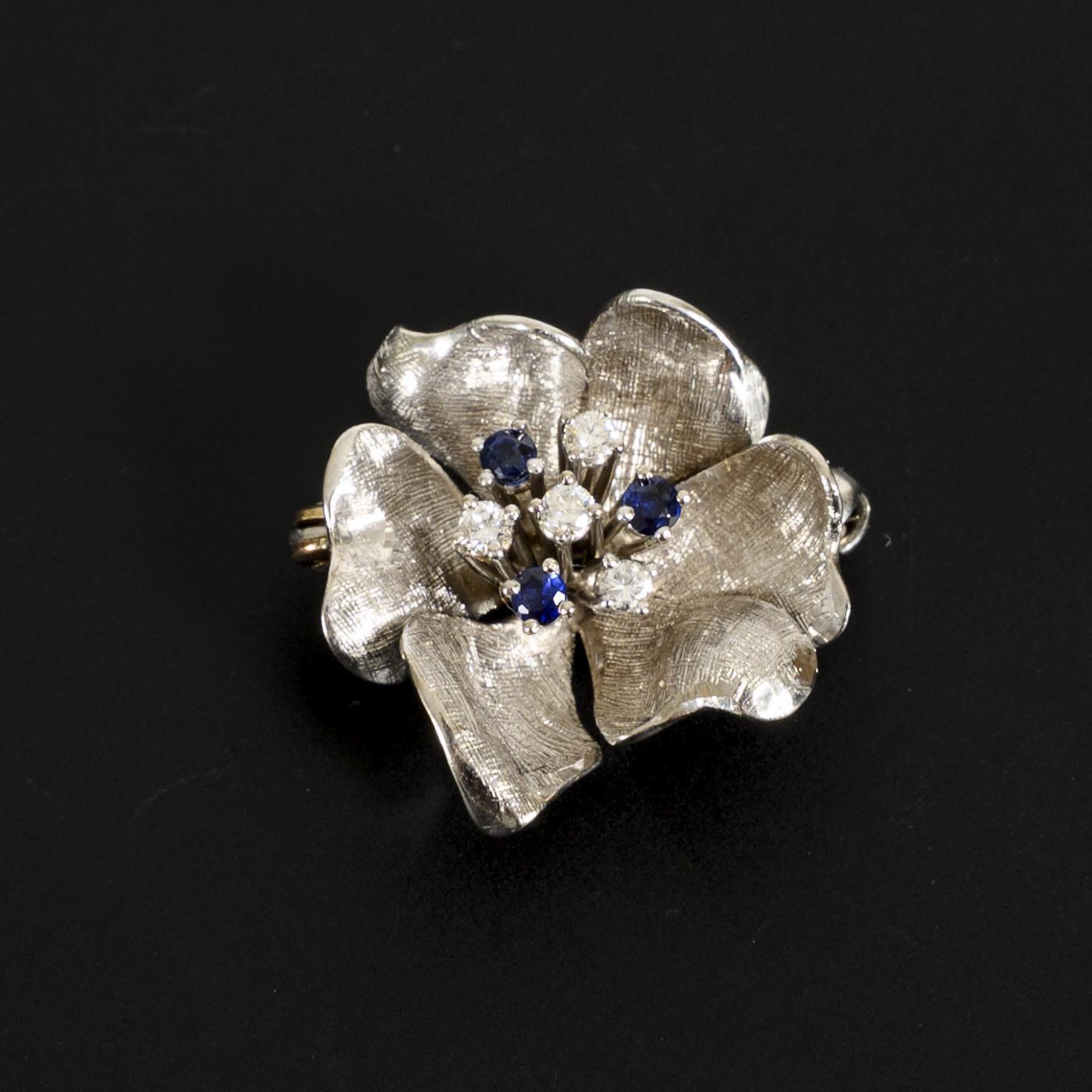 Pendant brooch in the shape of a flower.