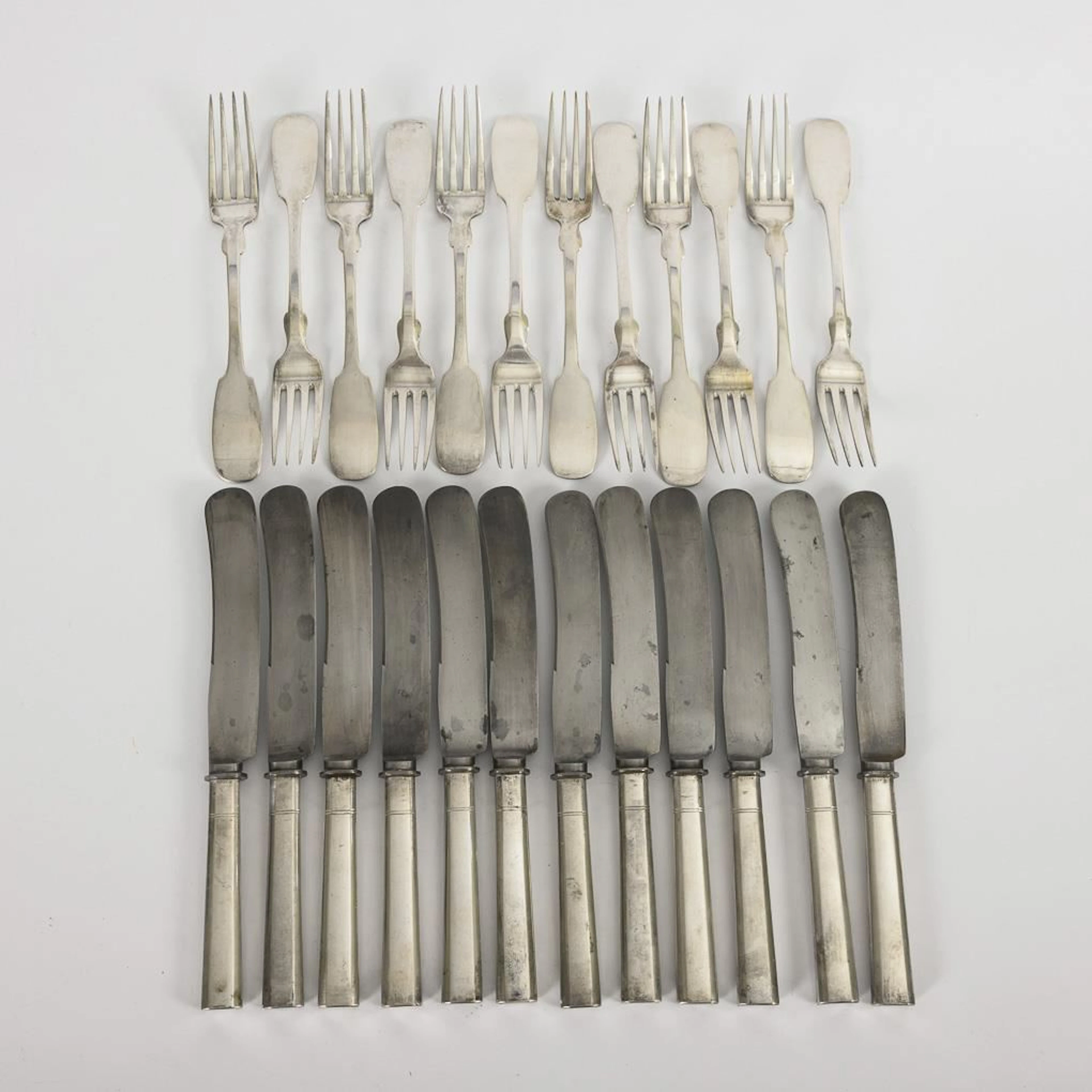 12 silver forks and 12 knives, in a black box. Hermann Walter, Halle.