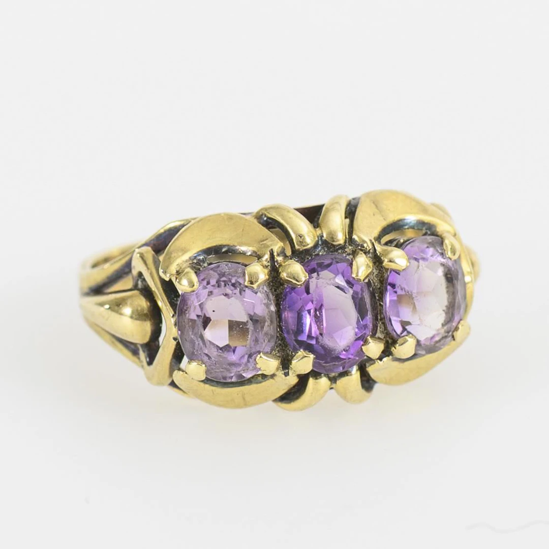 Late Art Deco ring with amethyst trilogy.