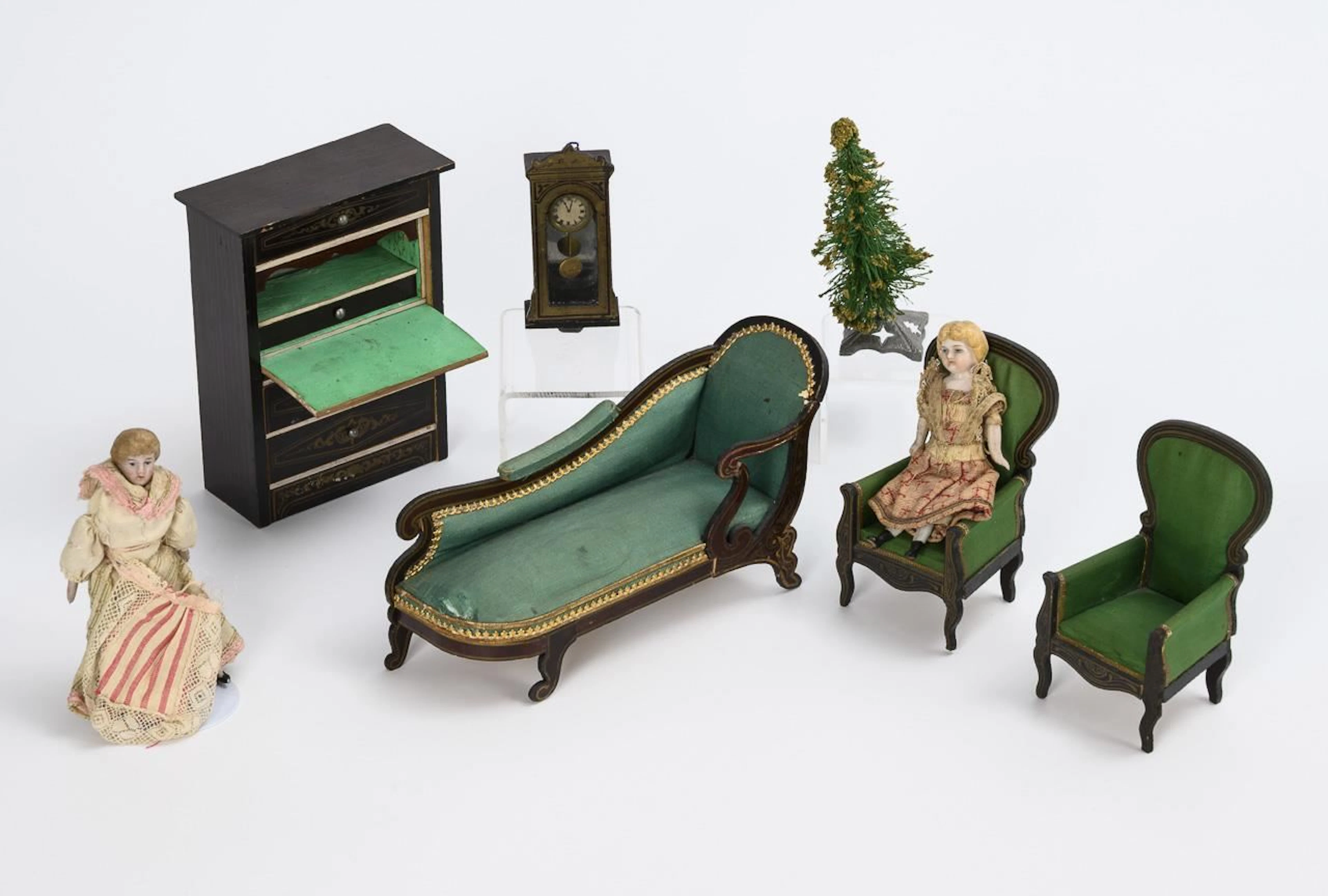 4 pieces of high-quality dollhouse furniture and a Boulle-style regulator.
