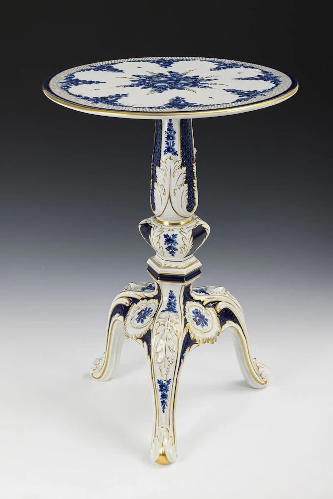 Porcelain table with floral decoration. Schierholz.